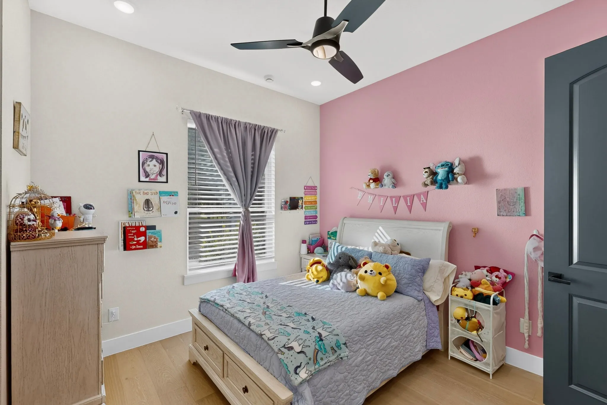 Recessed lighting, wood-finish flooring, a ceiling fan with integrated lighting, and a window with blinds