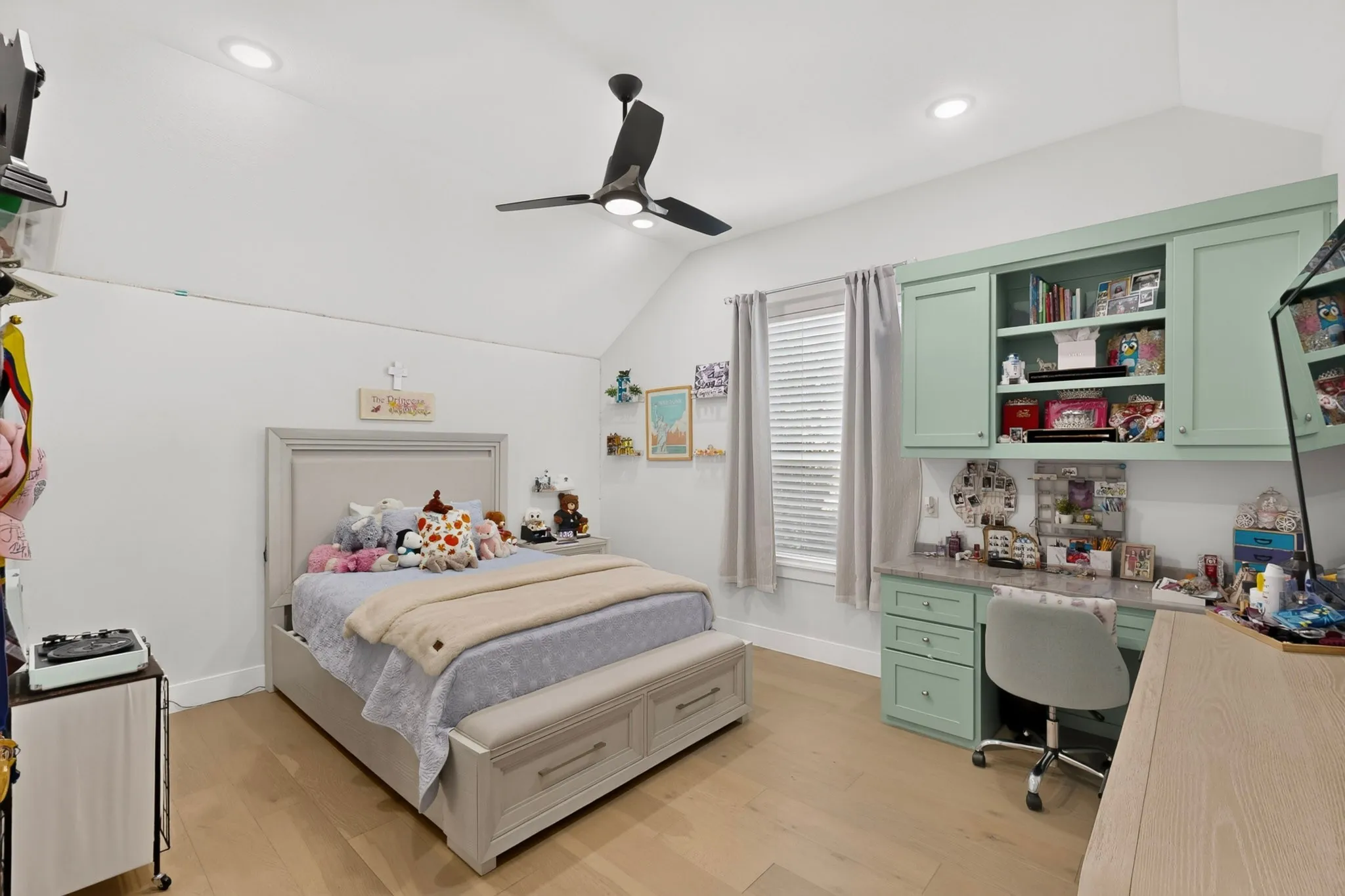 Vaulted ceiling with recessed lighting and a ceiling fan
