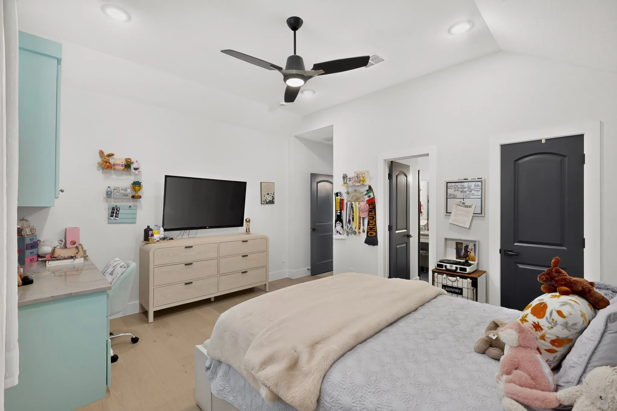 Vaulted ceiling with recessed lighting and a ceiling fan