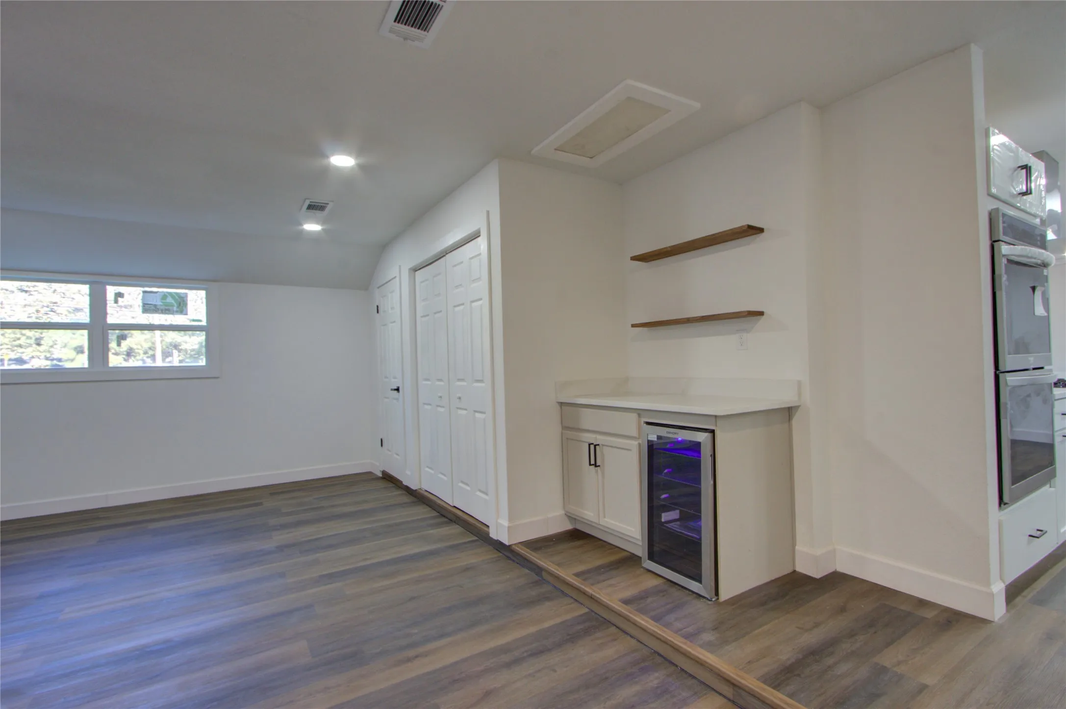 Single Family Residence For Sale in Bowie County , 6103 Pleasant Grove Road, Texarkana, Texas 75503, 5 Bedroom, 3 Bathroom, Garage spaces, 3,188 Sqft, built in 1965, mls#21407850, Real Estate Agent in Texarkana, Homes For Sale in Bowie county, Homes For Sale in Texarkana, Realtor in Texarkana Texas, Real Estate Brokerage Independent Realty Texas, Luminita Cordes Realtor