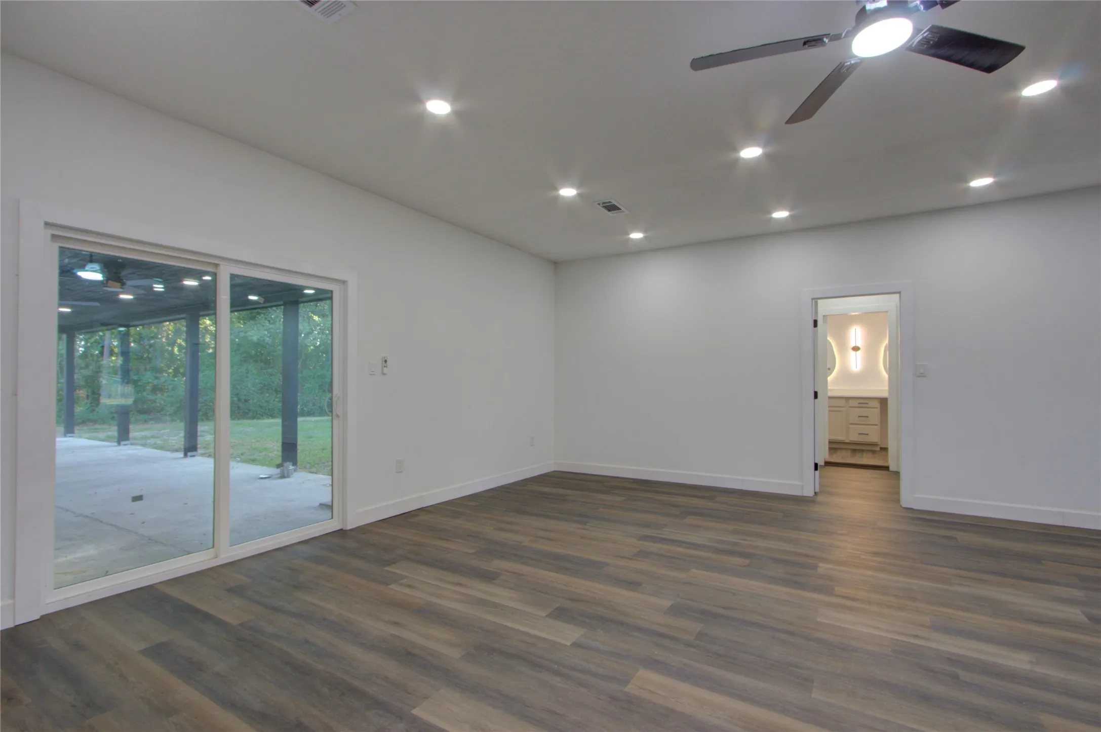 Single Family Residence For Sale in Bowie County , 6103 Pleasant Grove Road, Texarkana, Texas 75503, 5 Bedroom, 3 Bathroom, Garage spaces, 3,188 Sqft, built in 1965, mls#21407850, Real Estate Agent in Texarkana, Homes For Sale in Bowie county, Homes For Sale in Texarkana, Realtor in Texarkana Texas, Real Estate Brokerage Independent Realty Texas, Luminita Cordes Realtor