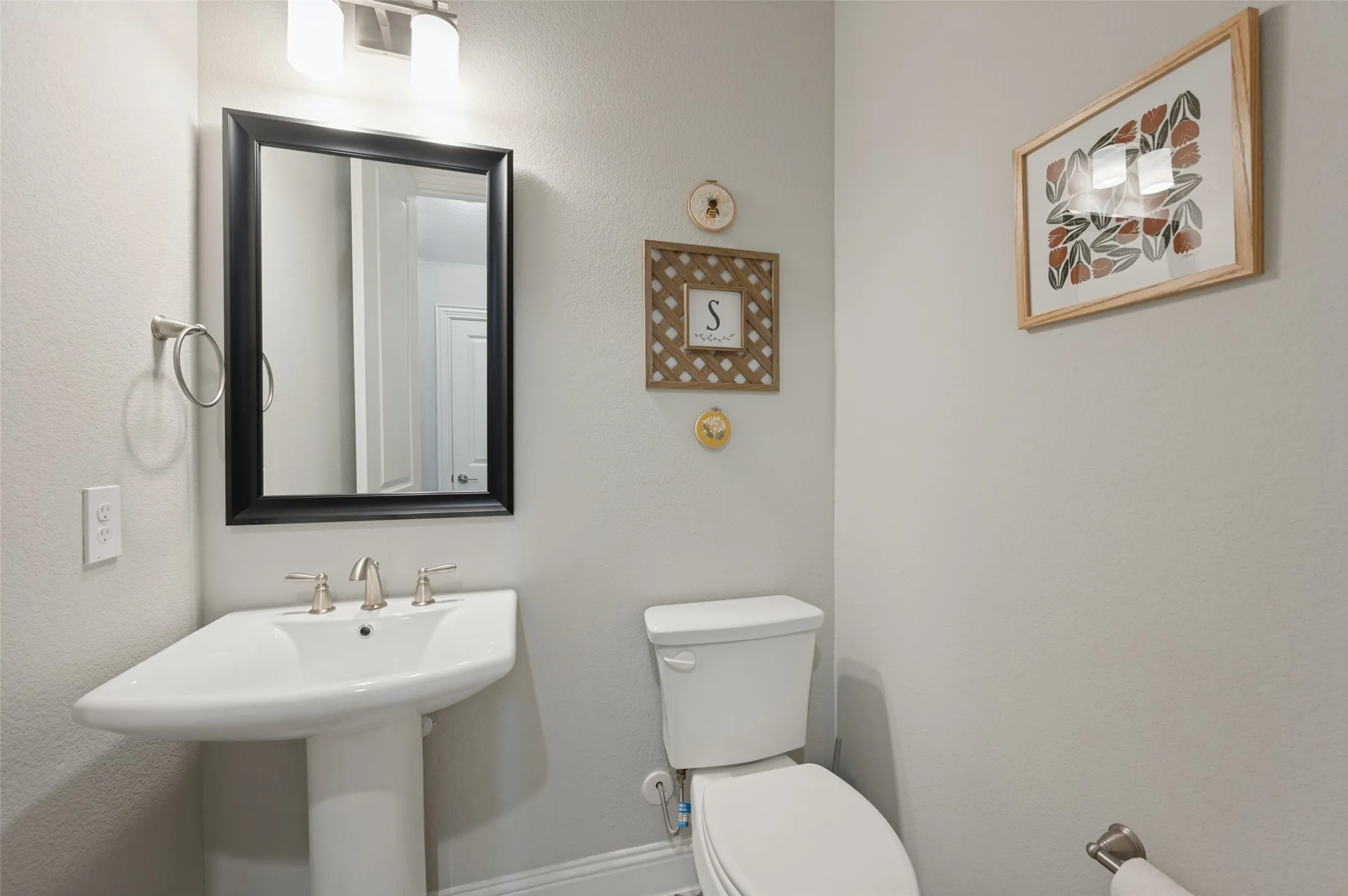 Single Family Residence For Sale in Dallas County , 8044 Sarahville Drive, Dallas, Texas 75252, 6 Bedroom, 5 Bathroom, 3 Garage spaces, 4,225 Sqft, built in 2019, mls#21403716, Real Estate Agent in Dallas, Homes For Sale in Dallas county, Homes For Sale in Dallas, Realtor in Dallas Texas, Real Estate Brokerage Independent Realty Texas, Luminita Cordes Realtor