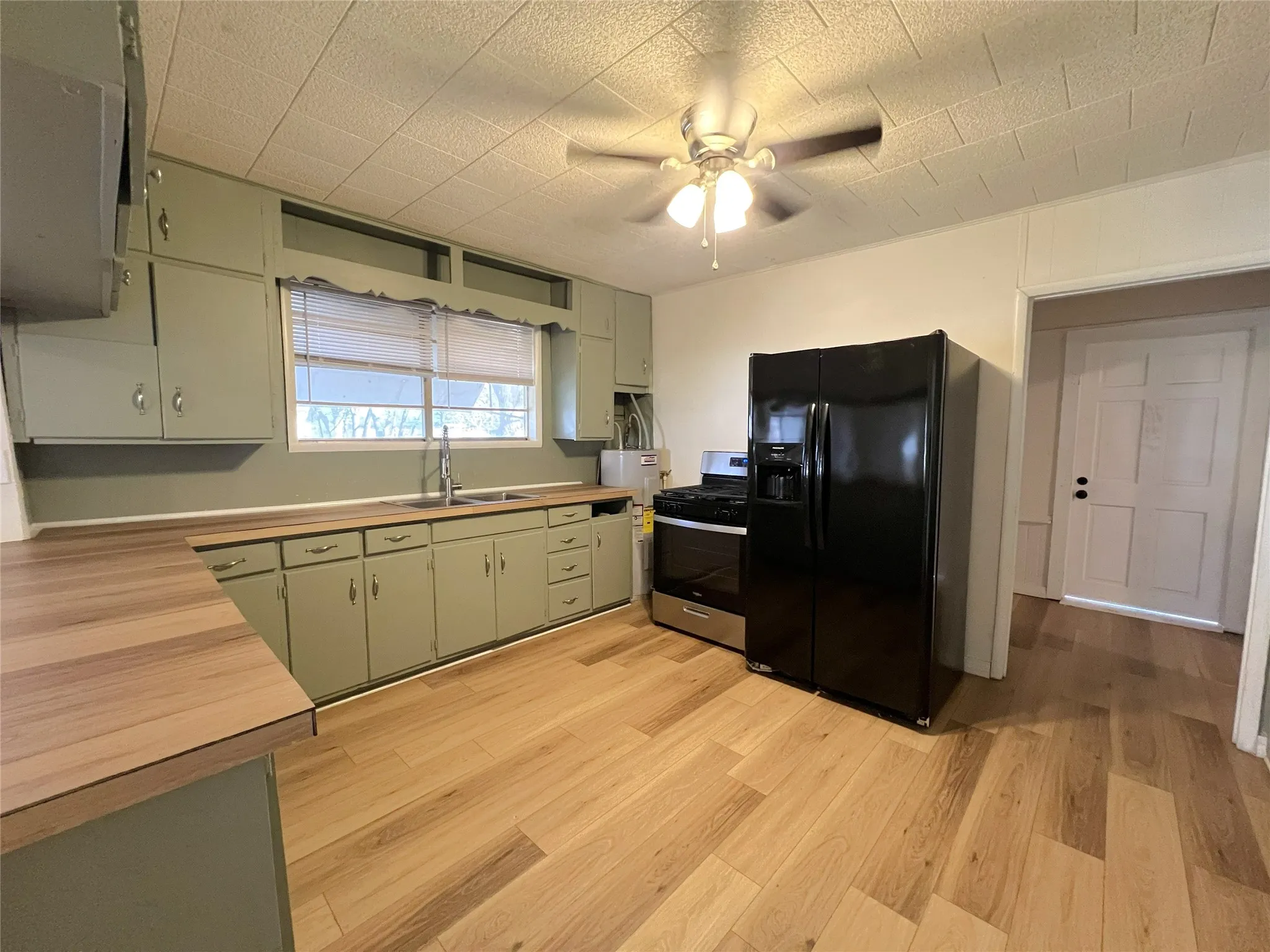 Single Family Residence For Sale in Hopkins County , 122 Robertson Street, Sulphur Springs, Texas 75482, 3 Bedroom, 1 Bathroom, Garage spaces, 1,308 Sqft, built in 1920, mls#21406119, Real Estate Agent in Sulphur Springs, Homes For Sale in Hopkins county, Homes For Sale in Sulphur Springs, Realtor in Sulphur Springs Texas, Real Estate Brokerage Independent Realty Texas, Luminita Cordes Realtor