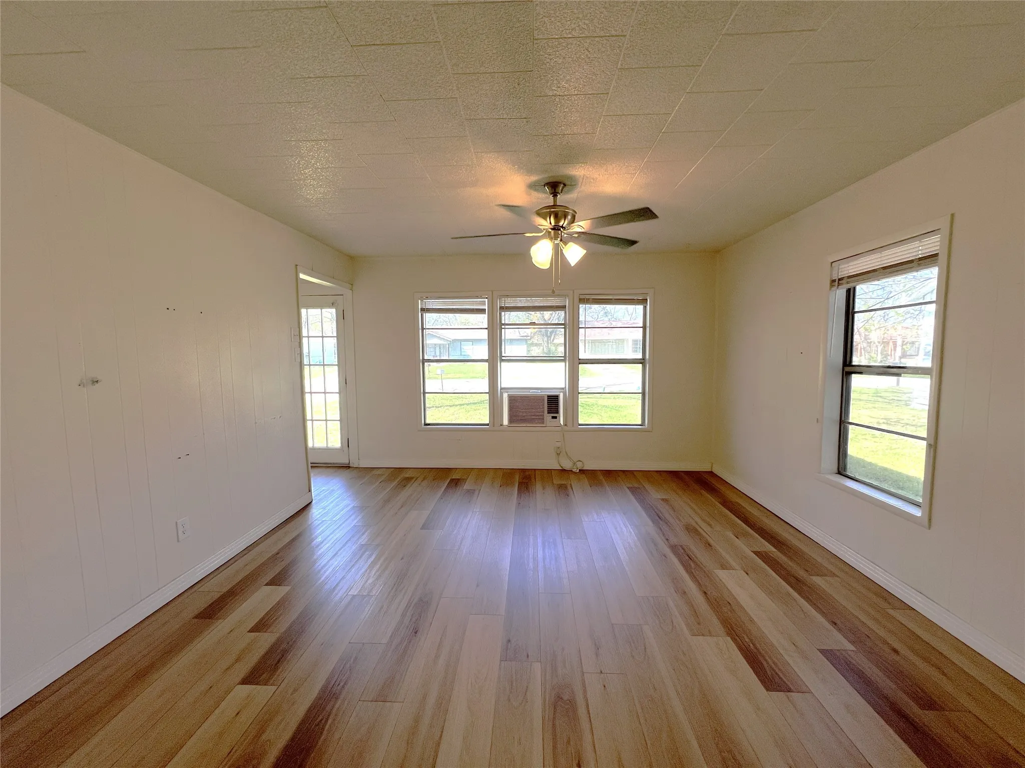 Single Family Residence For Sale in Hopkins County , 122 Robertson Street, Sulphur Springs, Texas 75482, 3 Bedroom, 1 Bathroom, Garage spaces, 1,308 Sqft, built in 1920, mls#21406119, Real Estate Agent in Sulphur Springs, Homes For Sale in Hopkins county, Homes For Sale in Sulphur Springs, Realtor in Sulphur Springs Texas, Real Estate Brokerage Independent Realty Texas, Luminita Cordes Realtor