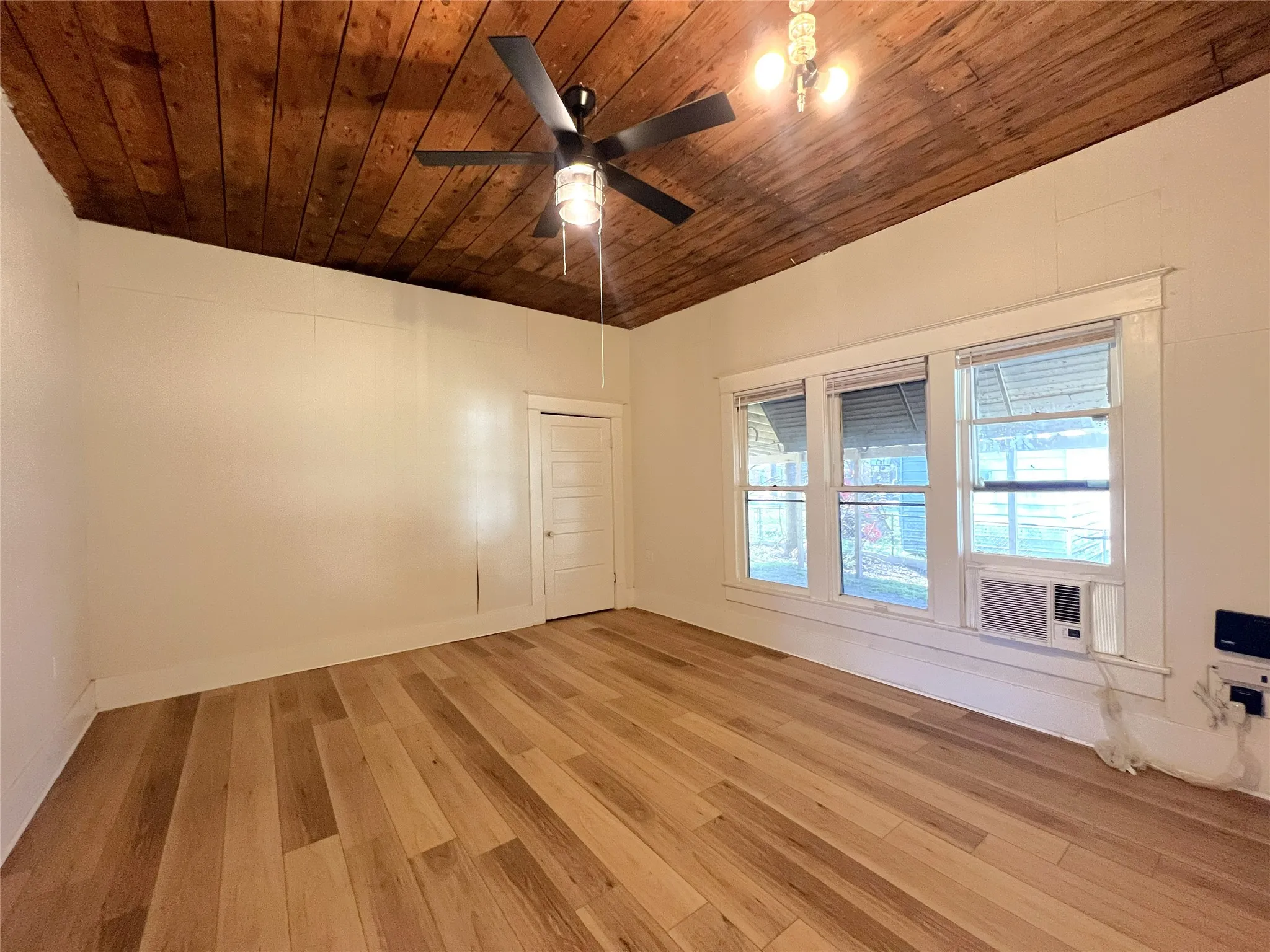 Single Family Residence For Sale in Hopkins County , 122 Robertson Street, Sulphur Springs, Texas 75482, 3 Bedroom, 1 Bathroom, Garage spaces, 1,308 Sqft, built in 1920, mls#21406119, Real Estate Agent in Sulphur Springs, Homes For Sale in Hopkins county, Homes For Sale in Sulphur Springs, Realtor in Sulphur Springs Texas, Real Estate Brokerage Independent Realty Texas, Luminita Cordes Realtor