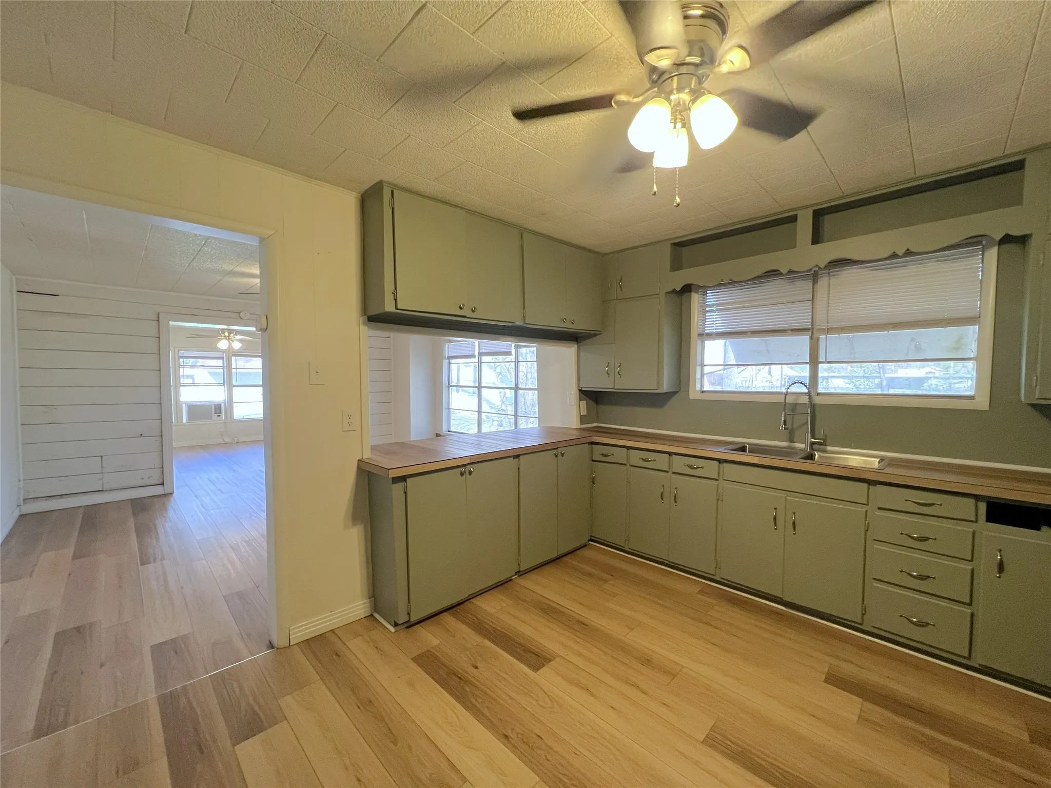 Single Family Residence For Sale in Hopkins County , 122 Robertson Street, Sulphur Springs, Texas 75482, 3 Bedroom, 1 Bathroom, Garage spaces, 1,308 Sqft, built in 1920, mls#21406119, Real Estate Agent in Sulphur Springs, Homes For Sale in Hopkins county, Homes For Sale in Sulphur Springs, Realtor in Sulphur Springs Texas, Real Estate Brokerage Independent Realty Texas, Luminita Cordes Realtor