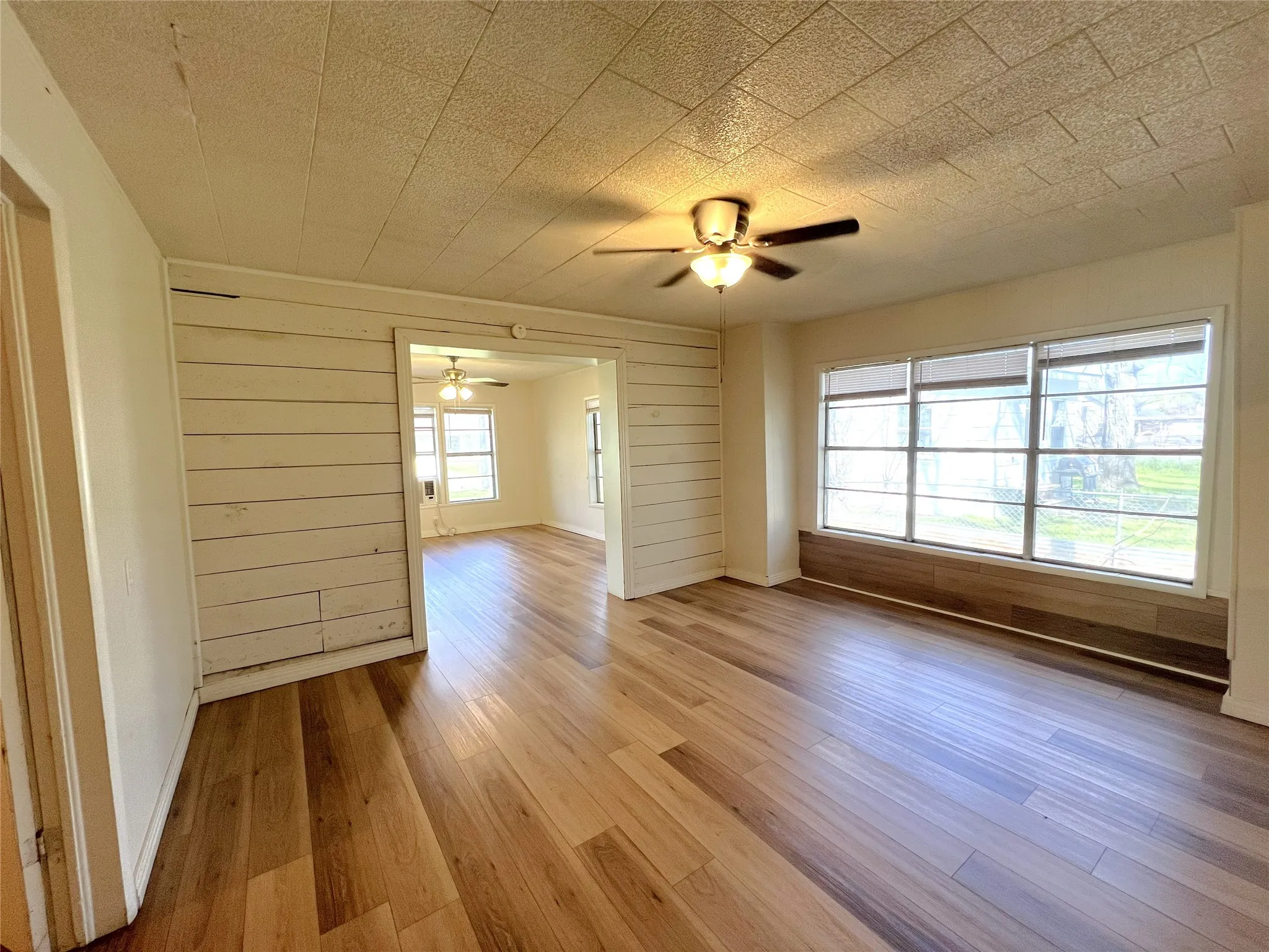Single Family Residence For Sale in Hopkins County , 122 Robertson Street, Sulphur Springs, Texas 75482, 3 Bedroom, 1 Bathroom, Garage spaces, 1,308 Sqft, built in 1920, mls#21406119, Real Estate Agent in Sulphur Springs, Homes For Sale in Hopkins county, Homes For Sale in Sulphur Springs, Realtor in Sulphur Springs Texas, Real Estate Brokerage Independent Realty Texas, Luminita Cordes Realtor