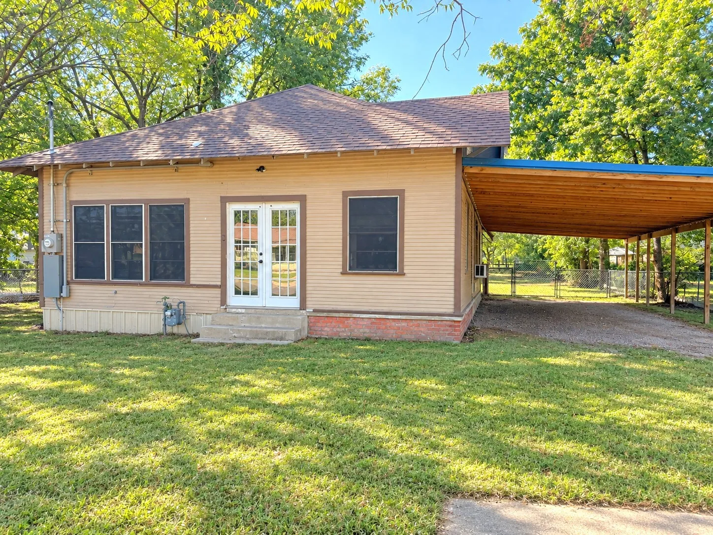 Single Family Residence For Sale in Hopkins County , 122 Robertson Street, Sulphur Springs, Texas 75482, 3 Bedroom, 1 Bathroom, Garage spaces, 1,308 Sqft, built in 1920, mls#21406119, Real Estate Agent in Sulphur Springs, Homes For Sale in Hopkins county, Homes For Sale in Sulphur Springs, Realtor in Sulphur Springs Texas, Real Estate Brokerage Independent Realty Texas, Luminita Cordes Realtor