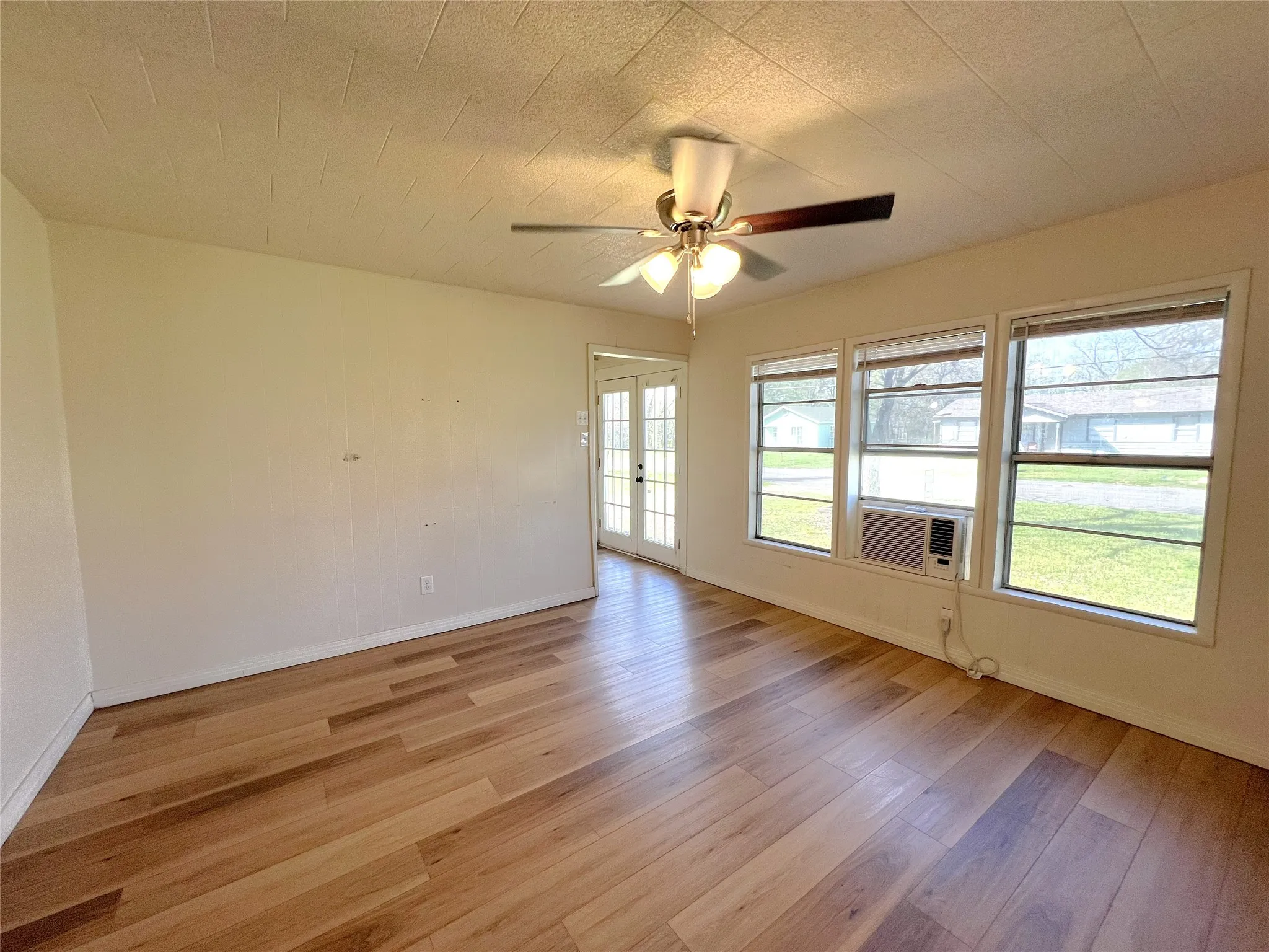 Single Family Residence For Sale in Hopkins County , 122 Robertson Street, Sulphur Springs, Texas 75482, 3 Bedroom, 1 Bathroom, Garage spaces, 1,308 Sqft, built in 1920, mls#21406119, Real Estate Agent in Sulphur Springs, Homes For Sale in Hopkins county, Homes For Sale in Sulphur Springs, Realtor in Sulphur Springs Texas, Real Estate Brokerage Independent Realty Texas, Luminita Cordes Realtor