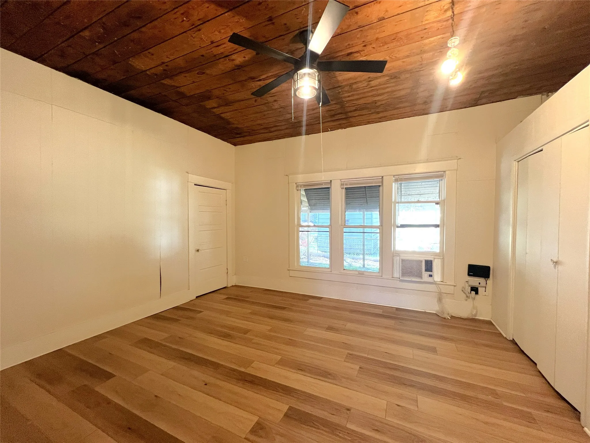 Single Family Residence For Sale in Hopkins County , 122 Robertson Street, Sulphur Springs, Texas 75482, 3 Bedroom, 1 Bathroom, Garage spaces, 1,308 Sqft, built in 1920, mls#21406119, Real Estate Agent in Sulphur Springs, Homes For Sale in Hopkins county, Homes For Sale in Sulphur Springs, Realtor in Sulphur Springs Texas, Real Estate Brokerage Independent Realty Texas, Luminita Cordes Realtor