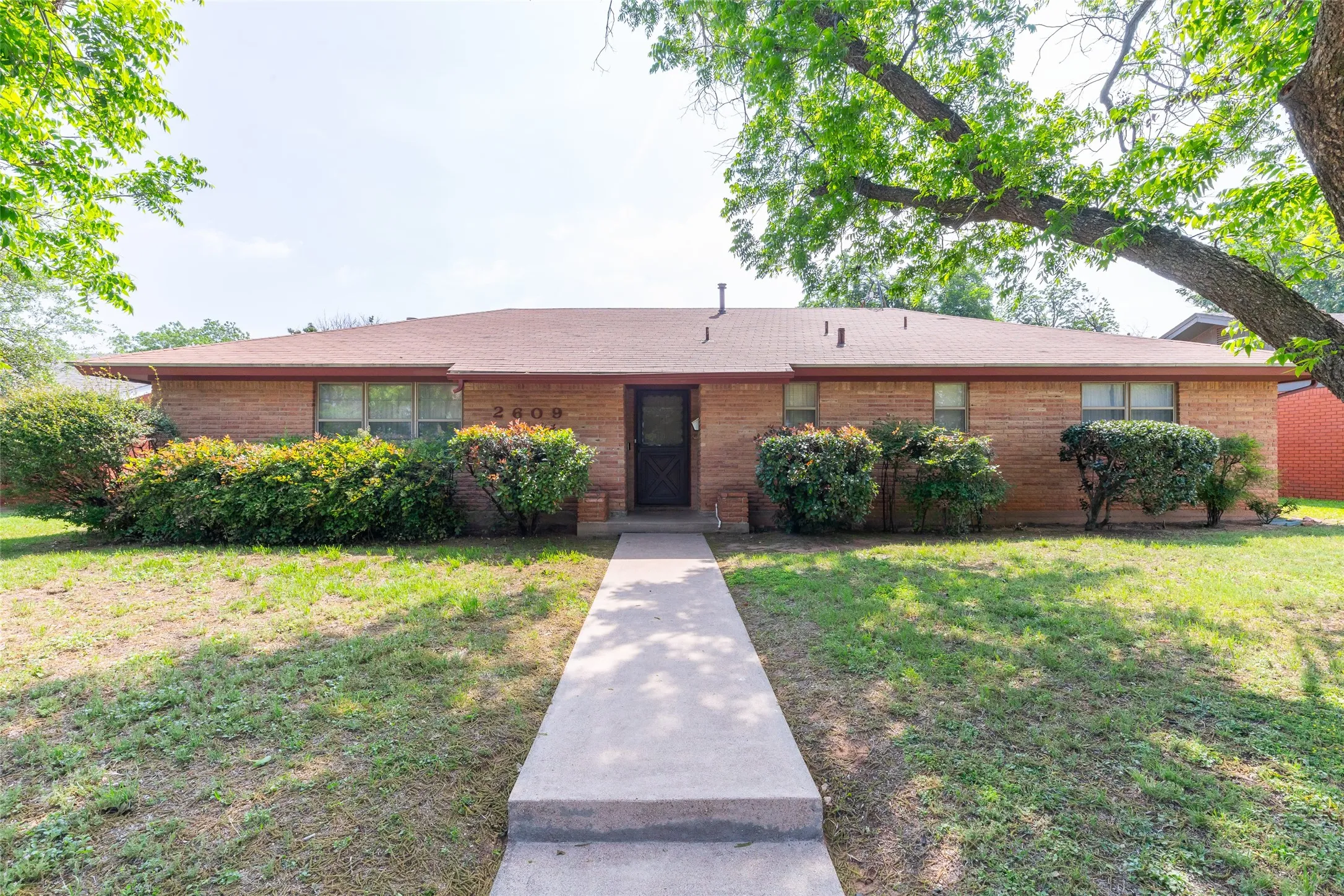 Single Family Residence For Rent in Taylor County , 2609 Madison Avenue, Abilene, Texas 79601, 3 Bedroom, 2 Bathroom, 2 Garage spaces, 1,788 Sqft, built in 1962, mls#21406796, Real Estate Agent in Abilene, Homes For Rent in Taylor county, Homes For Rent in Abilene, Realtor in Abilene Texas, Real Estate Brokerage Independent Realty Texas, Luminita Cordes Realtor