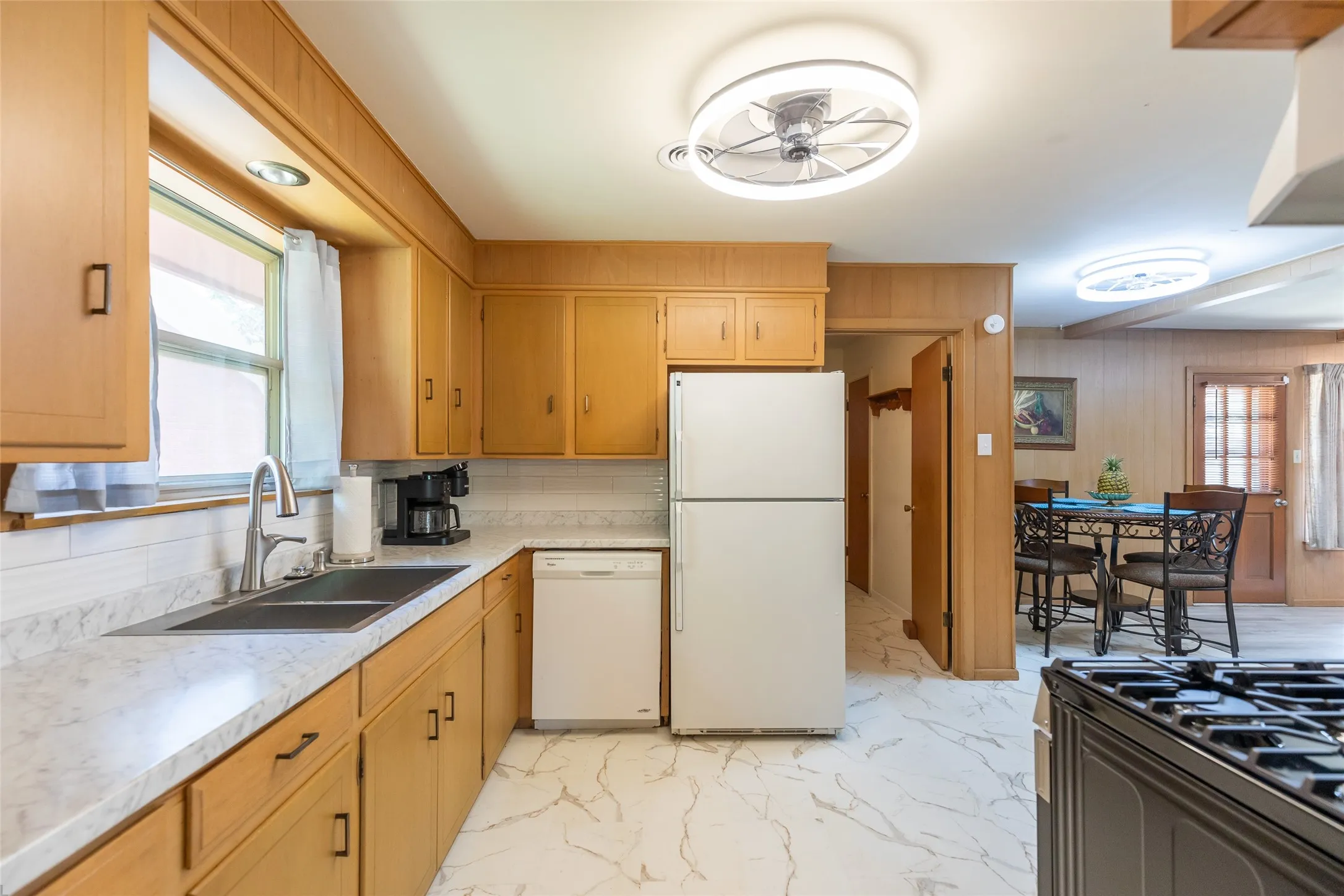 Single Family Residence For Rent in Taylor County , 2609 Madison Avenue, Abilene, Texas 79601, 3 Bedroom, 2 Bathroom, 2 Garage spaces, 1,788 Sqft, built in 1962, mls#21406796, Real Estate Agent in Abilene, Homes For Rent in Taylor county, Homes For Rent in Abilene, Realtor in Abilene Texas, Real Estate Brokerage Independent Realty Texas, Luminita Cordes Realtor