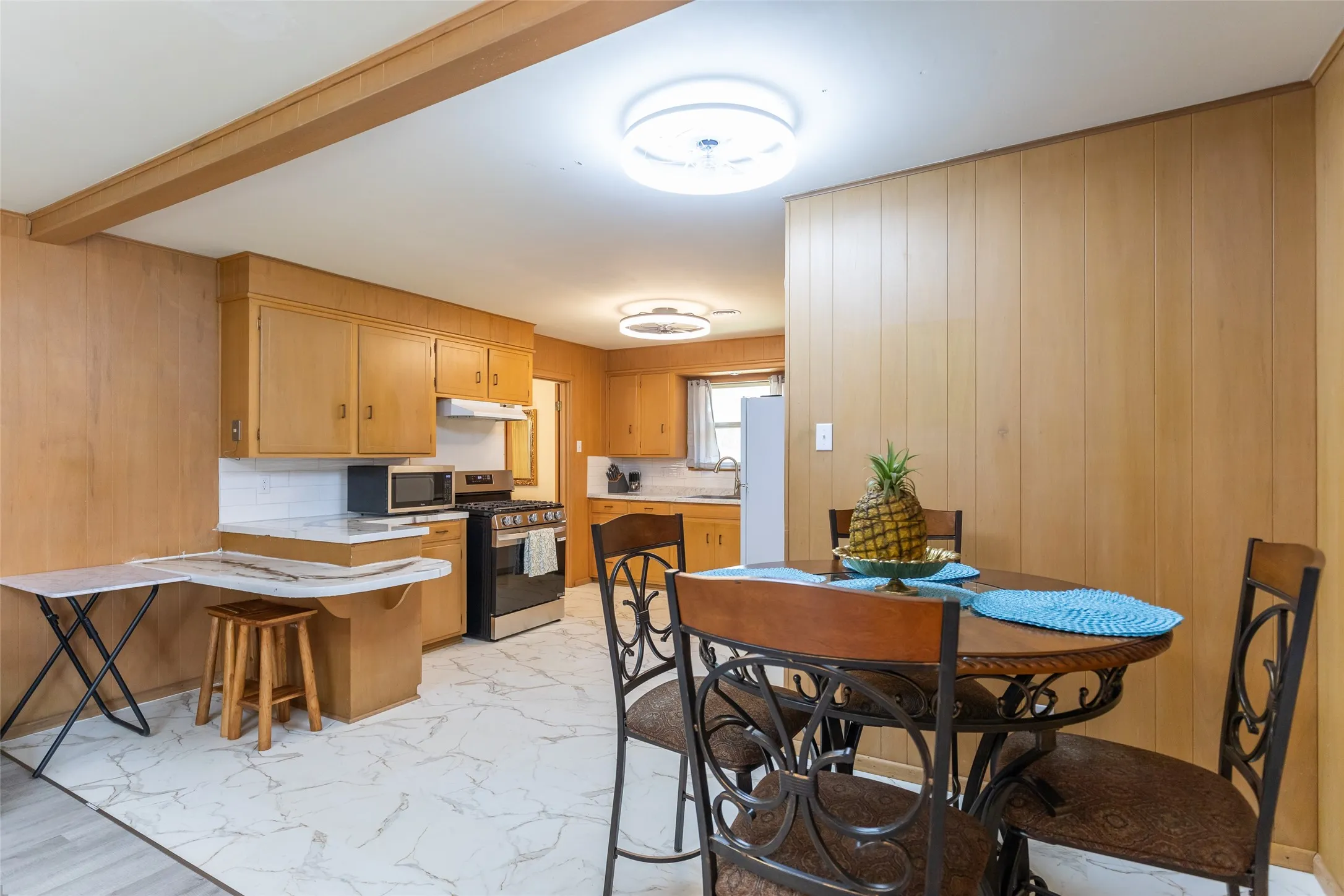 Single Family Residence For Rent in Taylor County , 2609 Madison Avenue, Abilene, Texas 79601, 3 Bedroom, 2 Bathroom, 2 Garage spaces, 1,788 Sqft, built in 1962, mls#21406796, Real Estate Agent in Abilene, Homes For Rent in Taylor county, Homes For Rent in Abilene, Realtor in Abilene Texas, Real Estate Brokerage Independent Realty Texas, Luminita Cordes Realtor