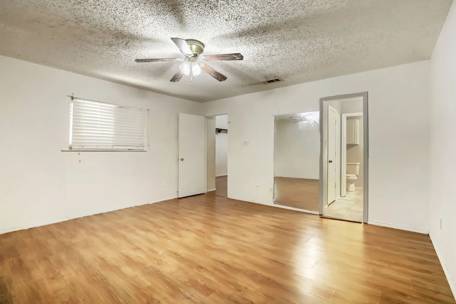 Townhouse For Sale in Dallas County , 1848 Abshire Lane, Dallas, Texas 75228, 3 Bedroom, 2 Bathroom, Garage spaces, 1,634 Sqft, built in 1981, mls#21405550, Real Estate Agent in Dallas, Homes For Sale in Dallas county, Homes For Sale in Dallas, Realtor in Dallas Texas, Real Estate Brokerage Independent Realty Texas, Luminita Cordes Realtor