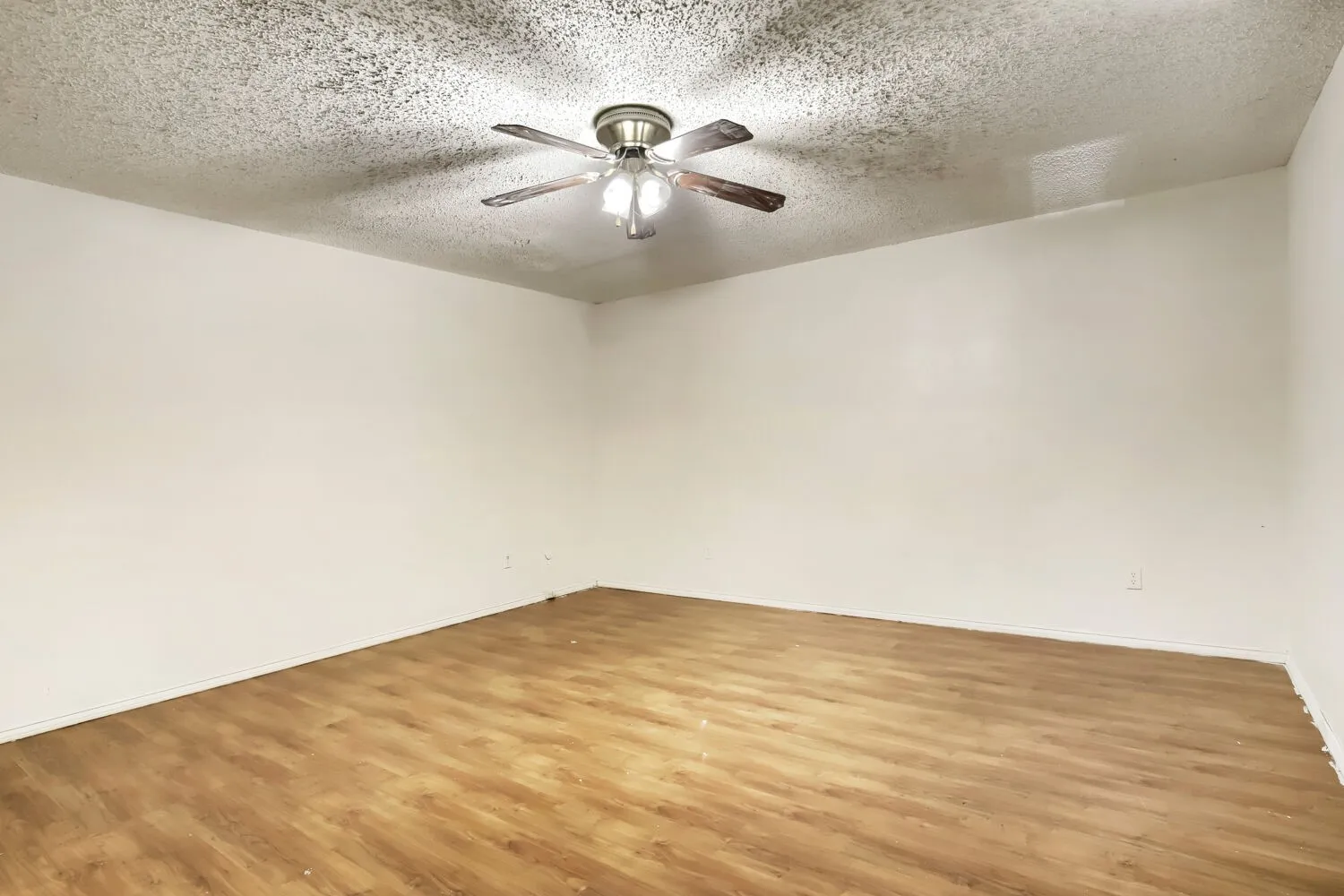 Townhouse For Sale in Dallas County , 1848 Abshire Lane, Dallas, Texas 75228, 3 Bedroom, 2 Bathroom, Garage spaces, 1,634 Sqft, built in 1981, mls#21405550, Real Estate Agent in Dallas, Homes For Sale in Dallas county, Homes For Sale in Dallas, Realtor in Dallas Texas, Real Estate Brokerage Independent Realty Texas, Luminita Cordes Realtor
