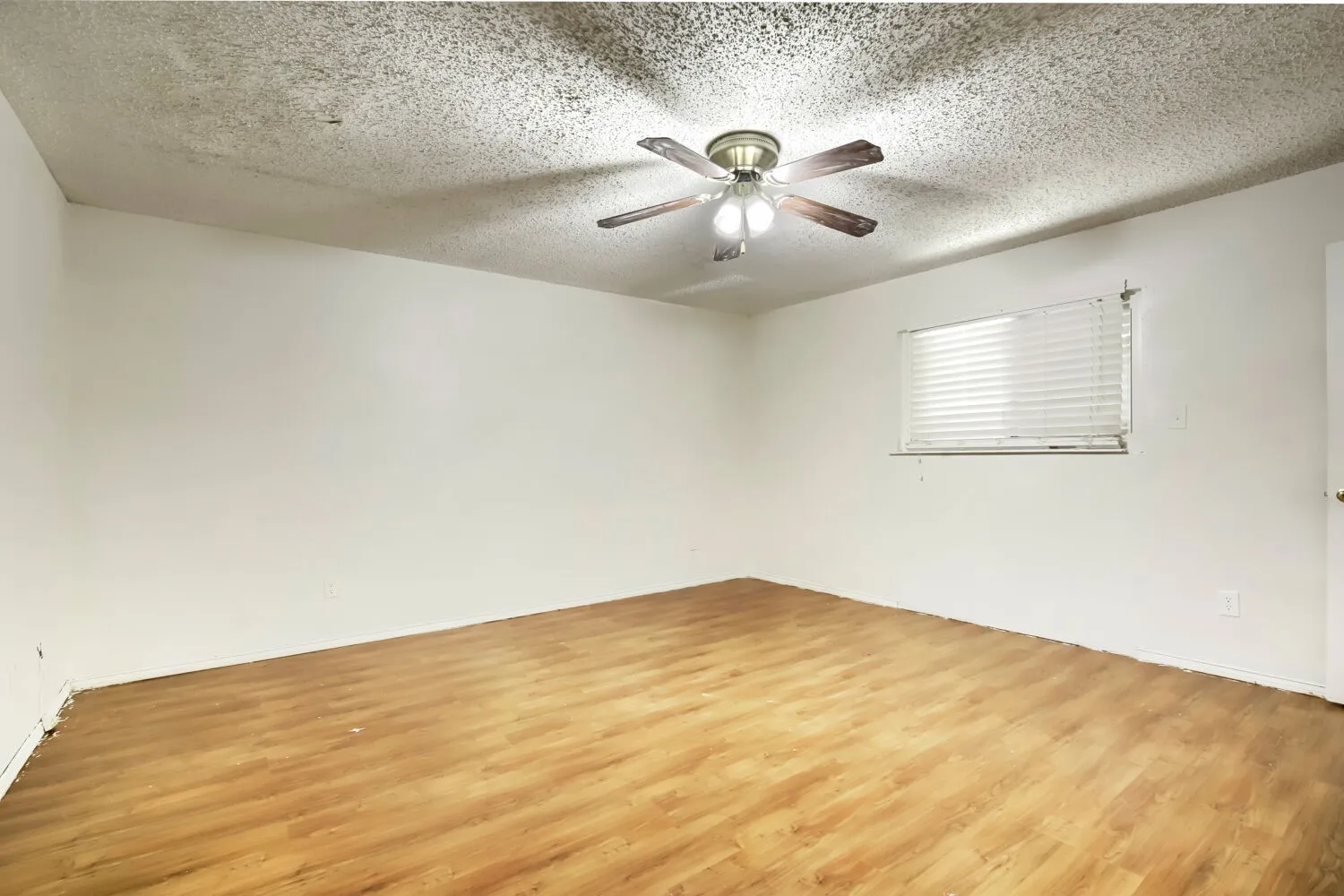 Townhouse For Sale in Dallas County , 1848 Abshire Lane, Dallas, Texas 75228, 3 Bedroom, 2 Bathroom, Garage spaces, 1,634 Sqft, built in 1981, mls#21405550, Real Estate Agent in Dallas, Homes For Sale in Dallas county, Homes For Sale in Dallas, Realtor in Dallas Texas, Real Estate Brokerage Independent Realty Texas, Luminita Cordes Realtor