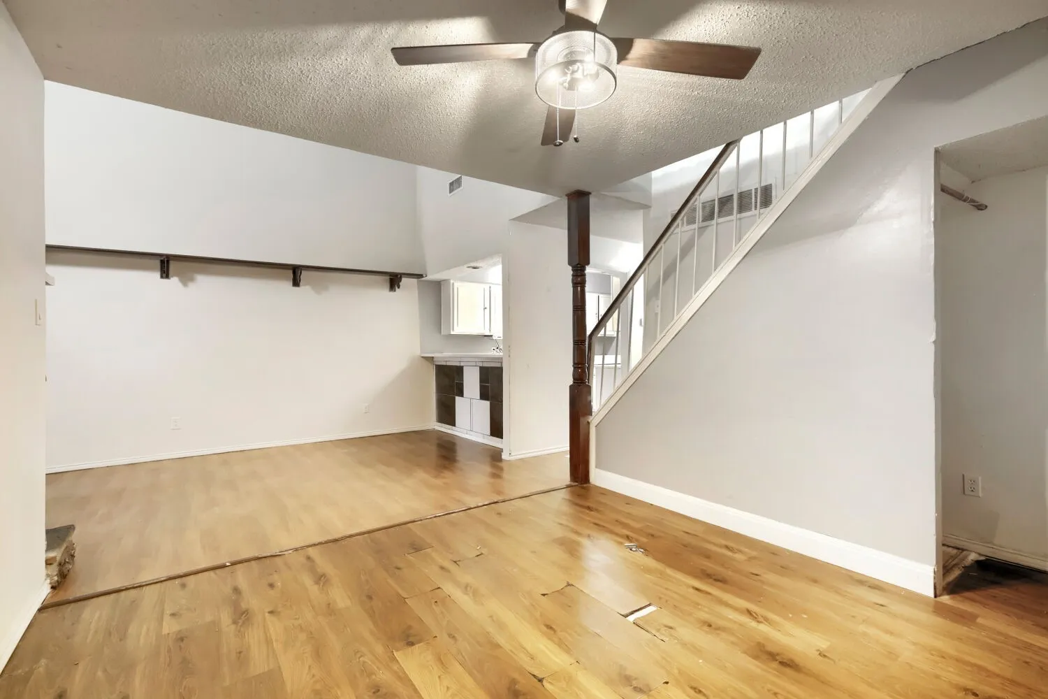 Townhouse For Sale in Dallas County , 1848 Abshire Lane, Dallas, Texas 75228, 3 Bedroom, 2 Bathroom, Garage spaces, 1,634 Sqft, built in 1981, mls#21405550, Real Estate Agent in Dallas, Homes For Sale in Dallas county, Homes For Sale in Dallas, Realtor in Dallas Texas, Real Estate Brokerage Independent Realty Texas, Luminita Cordes Realtor
