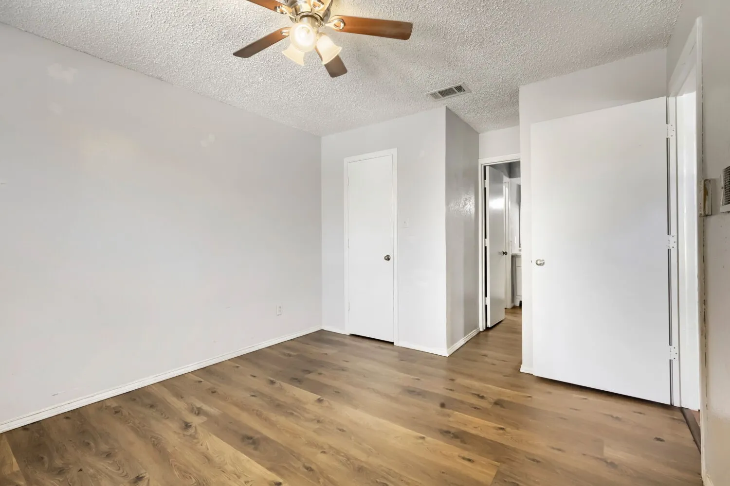 Townhouse For Sale in Dallas County , 1848 Abshire Lane, Dallas, Texas 75228, 3 Bedroom, 2 Bathroom, Garage spaces, 1,634 Sqft, built in 1981, mls#21405550, Real Estate Agent in Dallas, Homes For Sale in Dallas county, Homes For Sale in Dallas, Realtor in Dallas Texas, Real Estate Brokerage Independent Realty Texas, Luminita Cordes Realtor