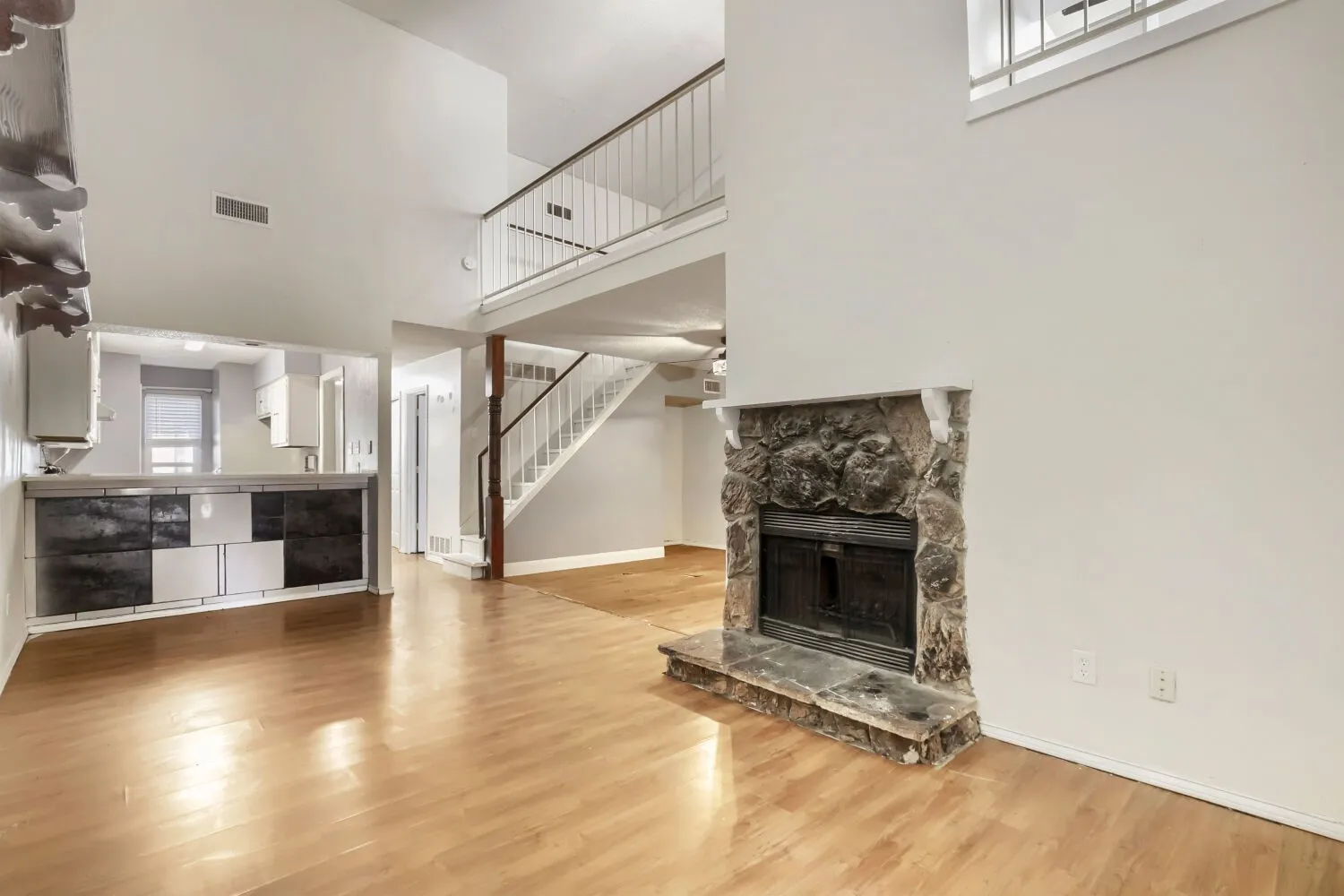 Townhouse For Sale in Dallas County , 1848 Abshire Lane, Dallas, Texas 75228, 3 Bedroom, 2 Bathroom, Garage spaces, 1,634 Sqft, built in 1981, mls#21405550, Real Estate Agent in Dallas, Homes For Sale in Dallas county, Homes For Sale in Dallas, Realtor in Dallas Texas, Real Estate Brokerage Independent Realty Texas, Luminita Cordes Realtor