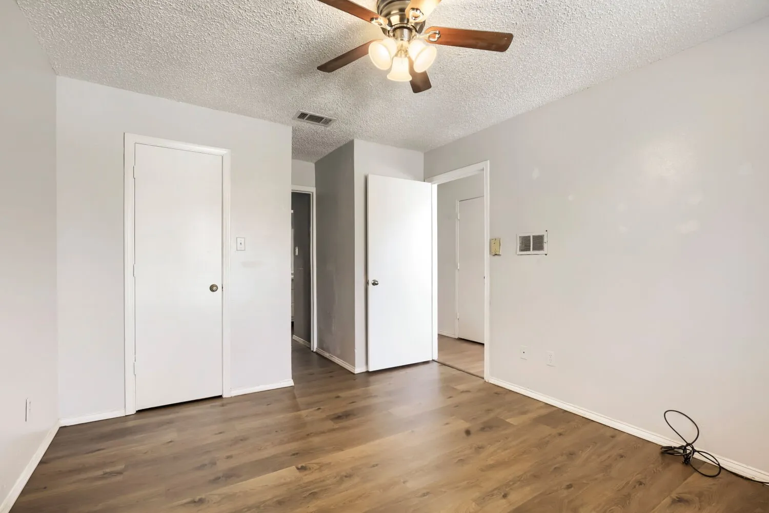 Townhouse For Sale in Dallas County , 1848 Abshire Lane, Dallas, Texas 75228, 3 Bedroom, 2 Bathroom, Garage spaces, 1,634 Sqft, built in 1981, mls#21405550, Real Estate Agent in Dallas, Homes For Sale in Dallas county, Homes For Sale in Dallas, Realtor in Dallas Texas, Real Estate Brokerage Independent Realty Texas, Luminita Cordes Realtor