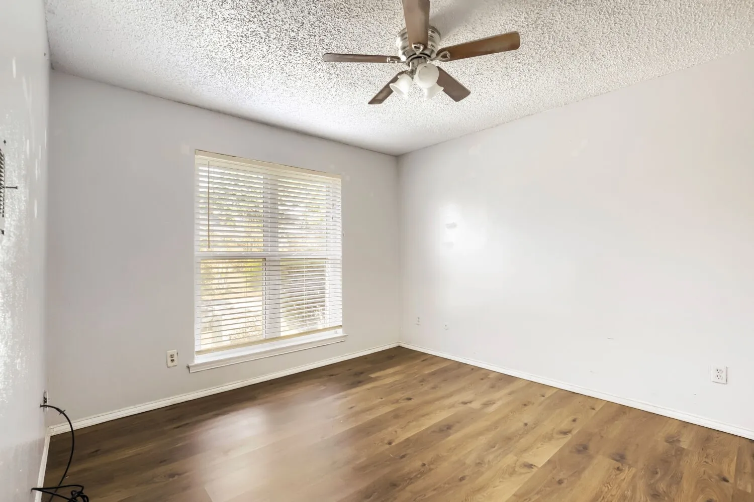 Townhouse For Sale in Dallas County , 1848 Abshire Lane, Dallas, Texas 75228, 3 Bedroom, 2 Bathroom, Garage spaces, 1,634 Sqft, built in 1981, mls#21405550, Real Estate Agent in Dallas, Homes For Sale in Dallas county, Homes For Sale in Dallas, Realtor in Dallas Texas, Real Estate Brokerage Independent Realty Texas, Luminita Cordes Realtor