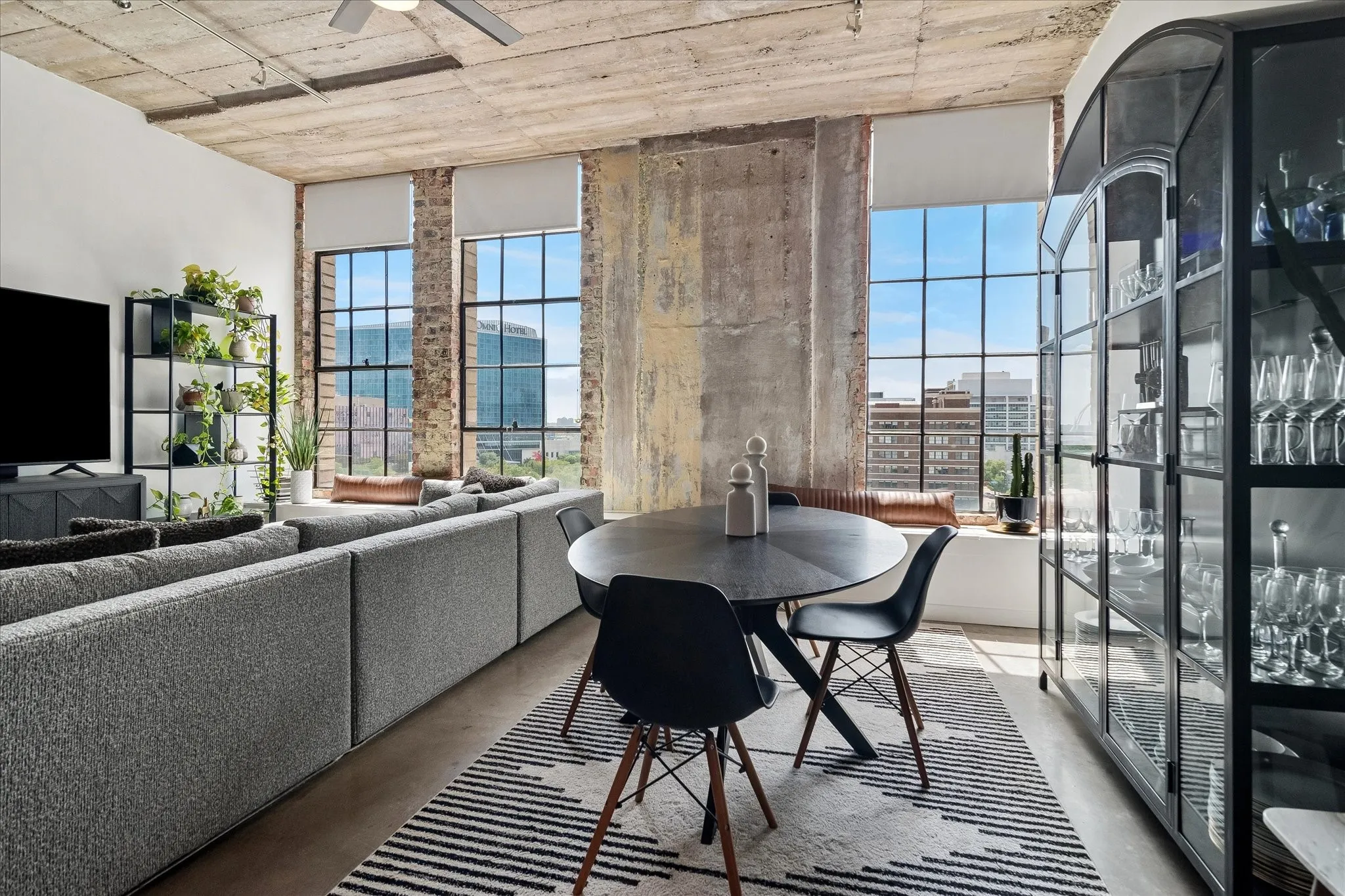 Condominium For Rent in Dallas County , 1122 Jackson Street 709, Dallas, Texas 75202, 1 Bedroom, 1 Bathroom, 1 Garage spaces, 1,111 Sqft, built in 1925, mls#21406873, Real Estate Agent in Dallas, Homes For Rent in Dallas county, Homes For Rent in Dallas, Realtor in Dallas Texas, Real Estate Brokerage Independent Realty Texas, Luminita Cordes Realtor
