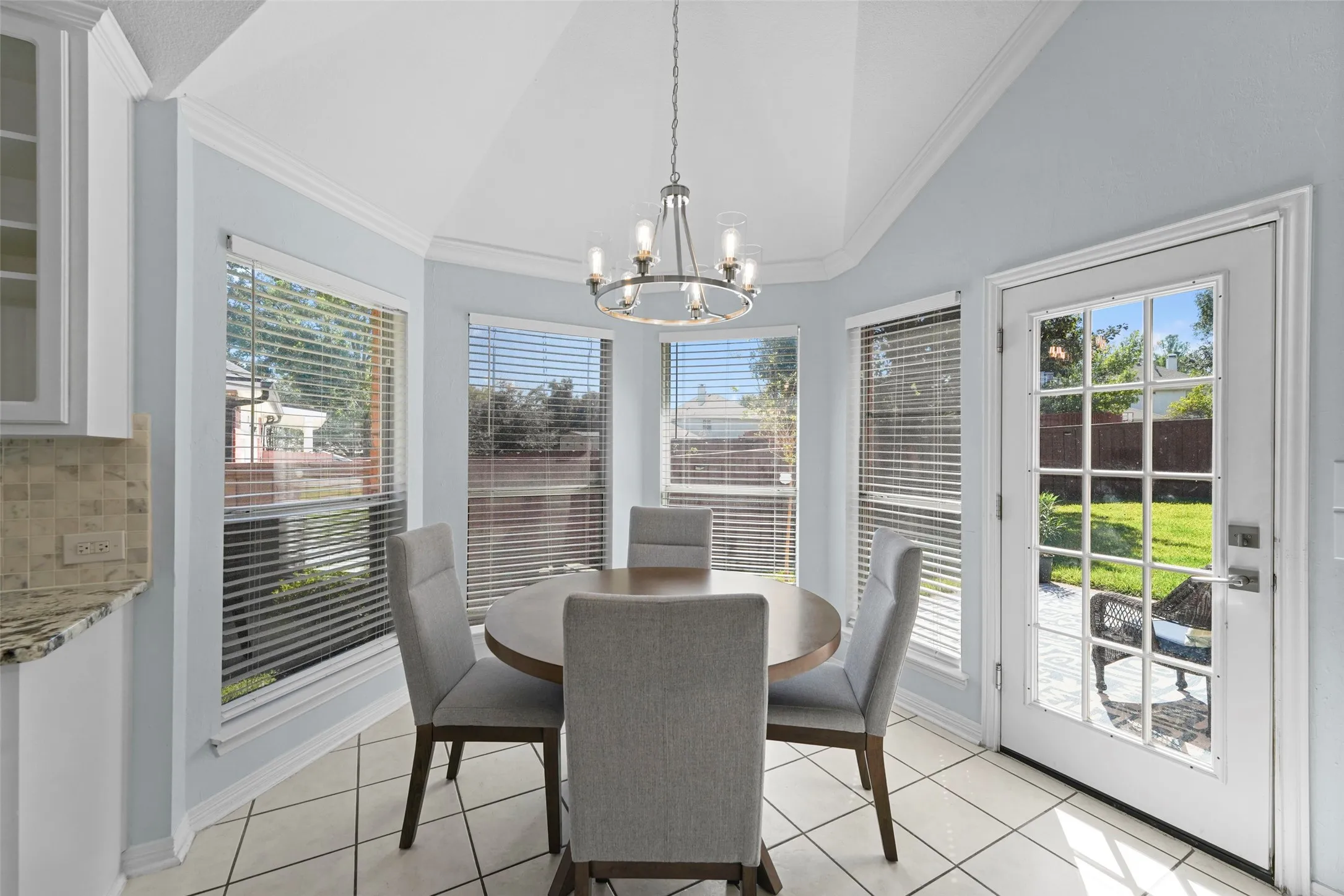 Light and bright breakfast room