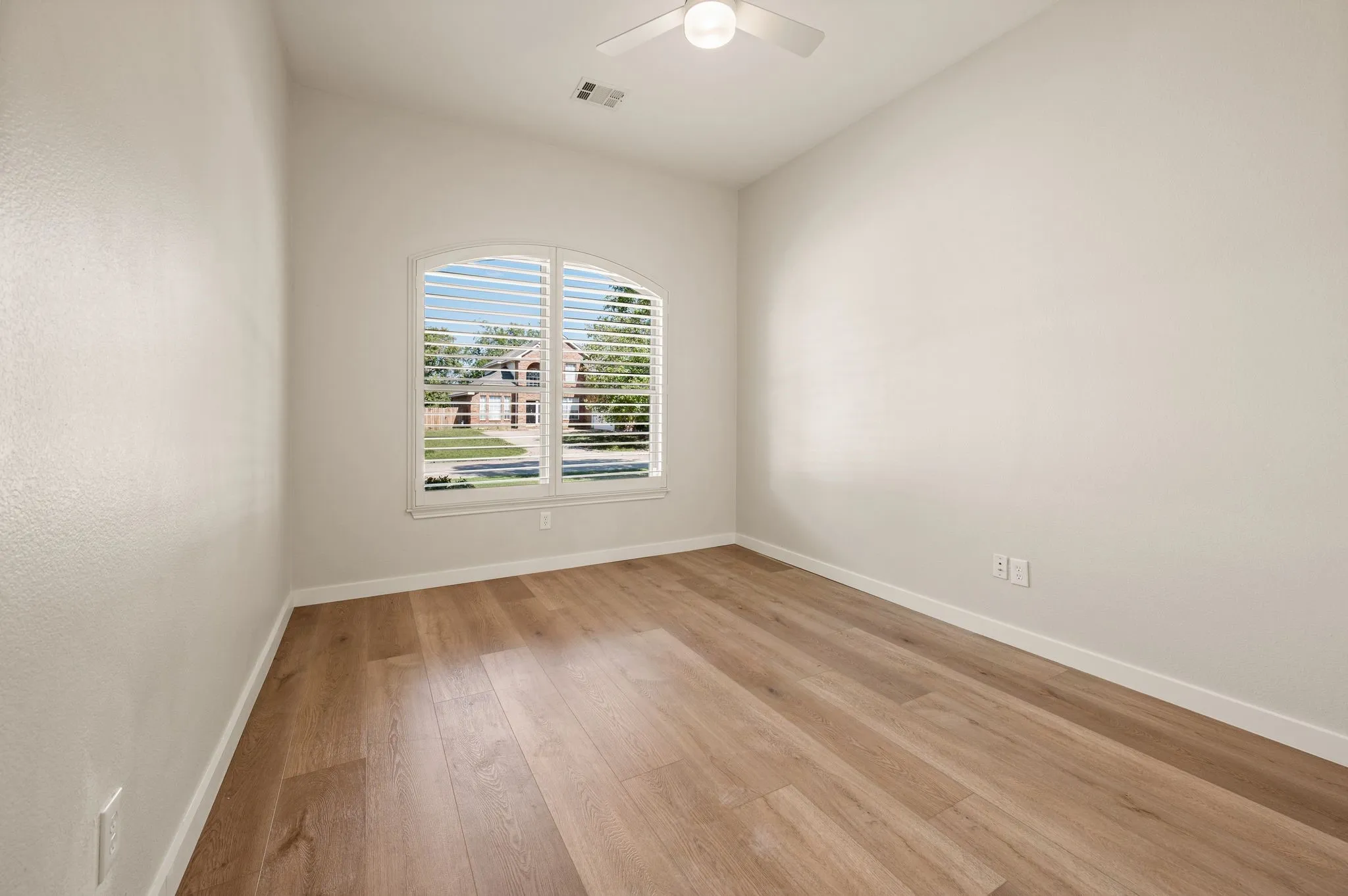Single Family Residence For Sale in Denton County , 329 Village Trail, Trophy Club, Texas 76262, 4 Bedroom, 2 Bathroom, 2 Garage spaces, 2,320 Sqft, built in 1997, mls#21388046, Real Estate Agent in Trophy Club, Homes For Sale in Denton county, Homes For Sale in Trophy Club, Realtor in Trophy Club Texas, Real Estate Brokerage Independent Realty Texas, Luminita Cordes Realtor