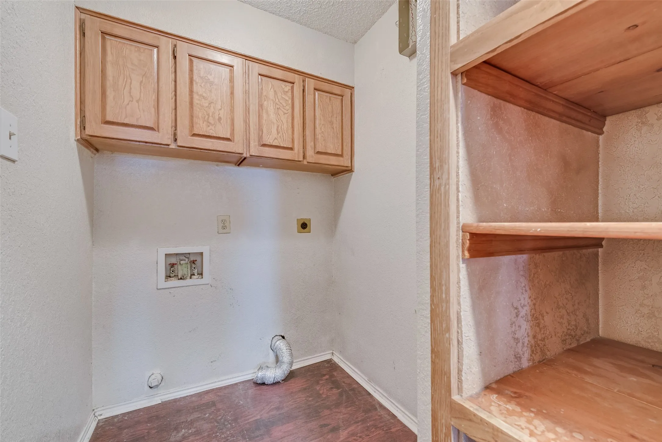 Single Family Residence For Sale in Tarrant County , 806 Wind Brooke Drive, Arlington, Texas 76001, 3 Bedroom, 2 Bathroom, 2 Garage spaces, 1,236 Sqft, built in 1985, mls#21407504, Real Estate Agent in Arlington, Homes For Sale in Tarrant county, Homes For Sale in Arlington, Realtor in Arlington Texas, Real Estate Brokerage Independent Realty Texas, Luminita Cordes Realtor