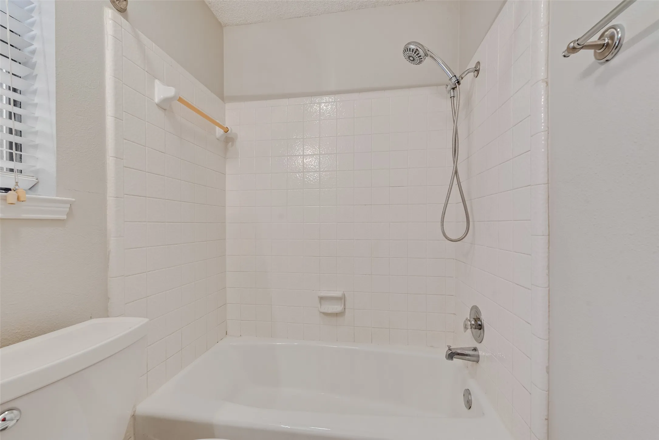 Single Family Residence For Sale in Tarrant County , 806 Wind Brooke Drive, Arlington, Texas 76001, 3 Bedroom, 2 Bathroom, 2 Garage spaces, 1,236 Sqft, built in 1985, mls#21407504, Real Estate Agent in Arlington, Homes For Sale in Tarrant county, Homes For Sale in Arlington, Realtor in Arlington Texas, Real Estate Brokerage Independent Realty Texas, Luminita Cordes Realtor