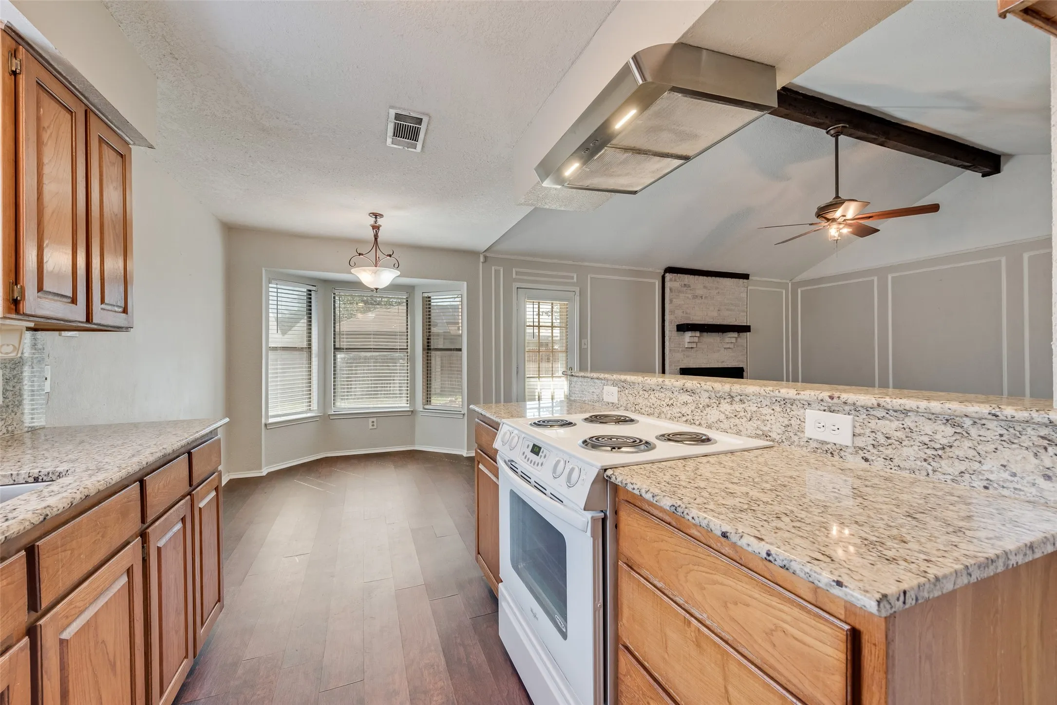Single Family Residence For Sale in Tarrant County , 806 Wind Brooke Drive, Arlington, Texas 76001, 3 Bedroom, 2 Bathroom, 2 Garage spaces, 1,236 Sqft, built in 1985, mls#21407504, Real Estate Agent in Arlington, Homes For Sale in Tarrant county, Homes For Sale in Arlington, Realtor in Arlington Texas, Real Estate Brokerage Independent Realty Texas, Luminita Cordes Realtor