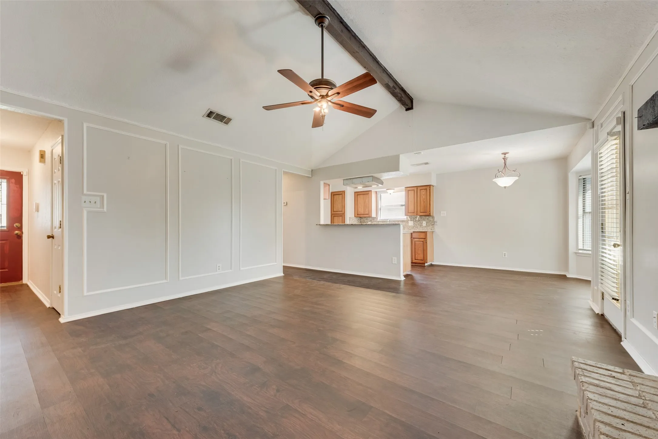 Single Family Residence For Sale in Tarrant County , 806 Wind Brooke Drive, Arlington, Texas 76001, 3 Bedroom, 2 Bathroom, 2 Garage spaces, 1,236 Sqft, built in 1985, mls#21407504, Real Estate Agent in Arlington, Homes For Sale in Tarrant county, Homes For Sale in Arlington, Realtor in Arlington Texas, Real Estate Brokerage Independent Realty Texas, Luminita Cordes Realtor