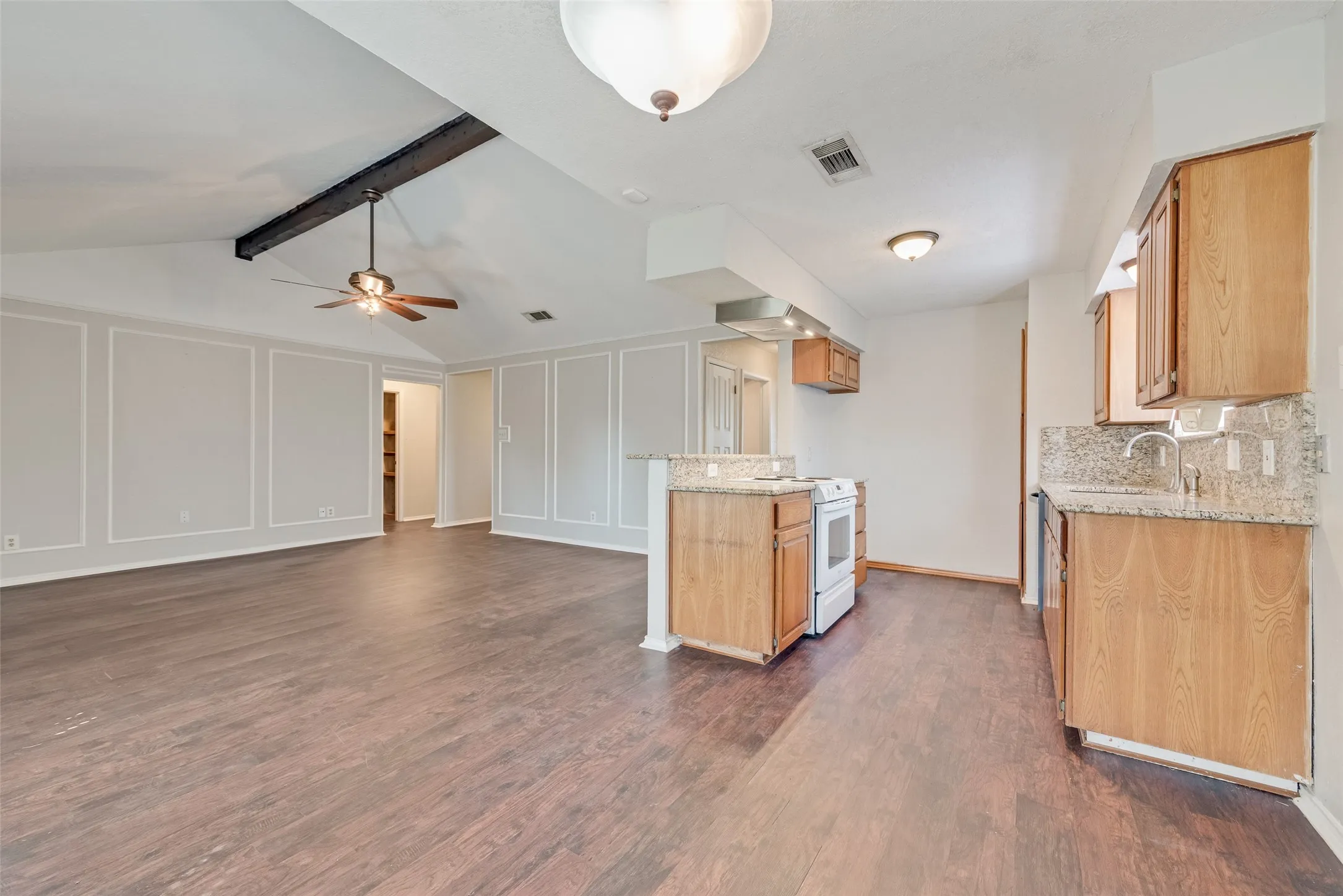 Single Family Residence For Sale in Tarrant County , 806 Wind Brooke Drive, Arlington, Texas 76001, 3 Bedroom, 2 Bathroom, 2 Garage spaces, 1,236 Sqft, built in 1985, mls#21407504, Real Estate Agent in Arlington, Homes For Sale in Tarrant county, Homes For Sale in Arlington, Realtor in Arlington Texas, Real Estate Brokerage Independent Realty Texas, Luminita Cordes Realtor