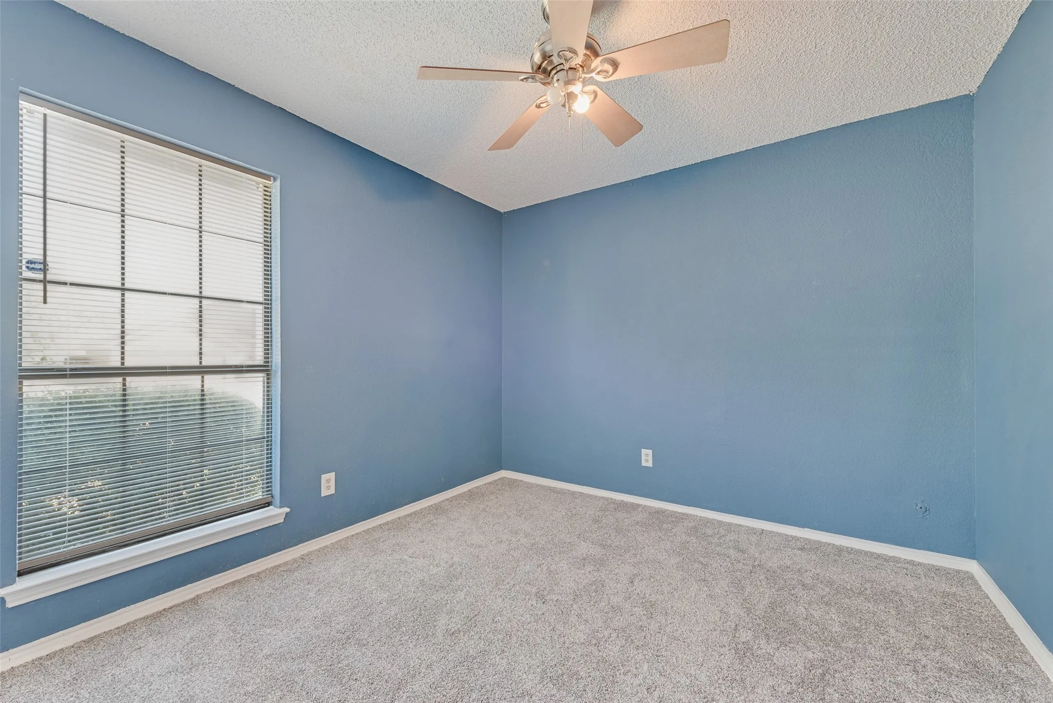 Single Family Residence For Sale in Tarrant County , 806 Wind Brooke Drive, Arlington, Texas 76001, 3 Bedroom, 2 Bathroom, 2 Garage spaces, 1,236 Sqft, built in 1985, mls#21407504, Real Estate Agent in Arlington, Homes For Sale in Tarrant county, Homes For Sale in Arlington, Realtor in Arlington Texas, Real Estate Brokerage Independent Realty Texas, Luminita Cordes Realtor