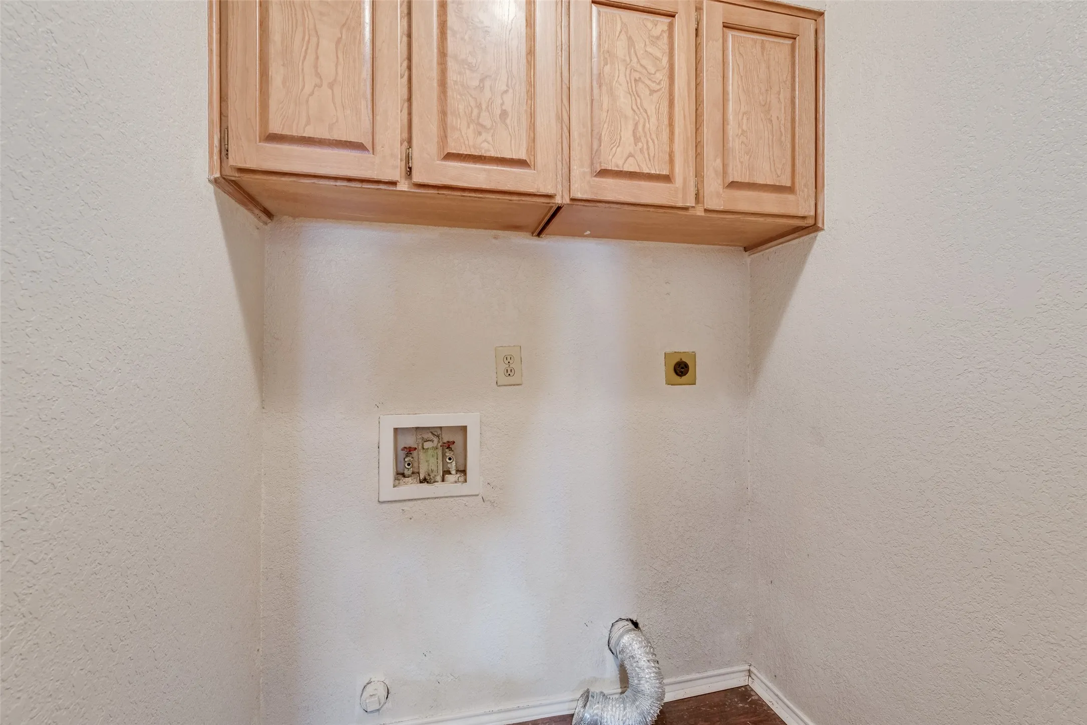 Single Family Residence For Sale in Tarrant County , 806 Wind Brooke Drive, Arlington, Texas 76001, 3 Bedroom, 2 Bathroom, 2 Garage spaces, 1,236 Sqft, built in 1985, mls#21407504, Real Estate Agent in Arlington, Homes For Sale in Tarrant county, Homes For Sale in Arlington, Realtor in Arlington Texas, Real Estate Brokerage Independent Realty Texas, Luminita Cordes Realtor
