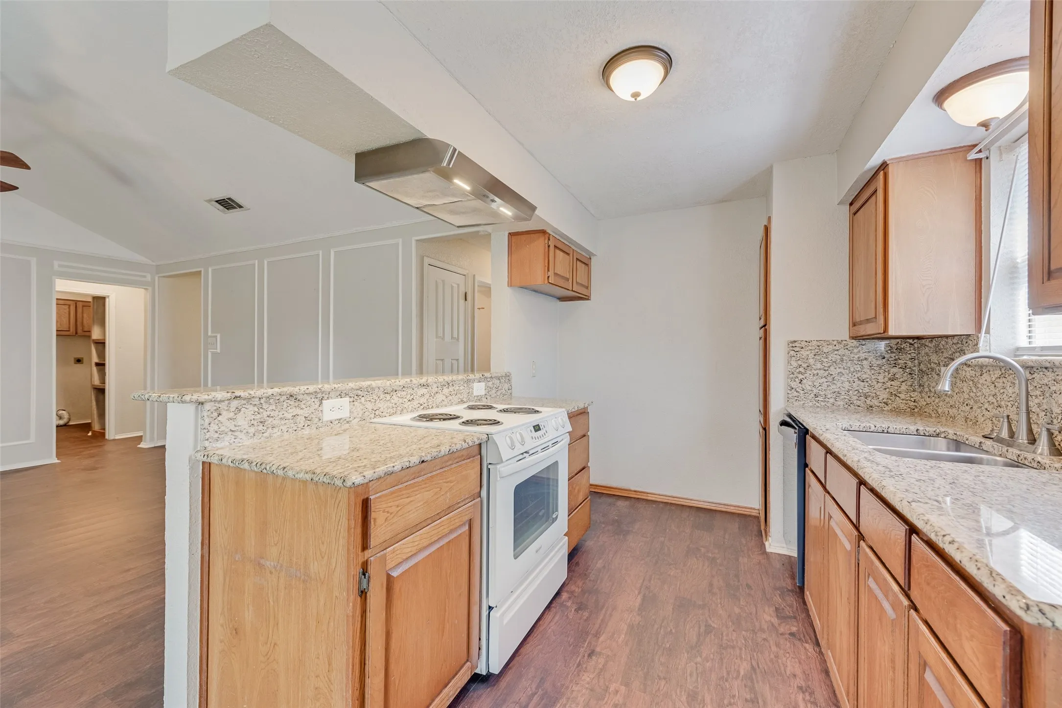 Single Family Residence For Sale in Tarrant County , 806 Wind Brooke Drive, Arlington, Texas 76001, 3 Bedroom, 2 Bathroom, 2 Garage spaces, 1,236 Sqft, built in 1985, mls#21407504, Real Estate Agent in Arlington, Homes For Sale in Tarrant county, Homes For Sale in Arlington, Realtor in Arlington Texas, Real Estate Brokerage Independent Realty Texas, Luminita Cordes Realtor