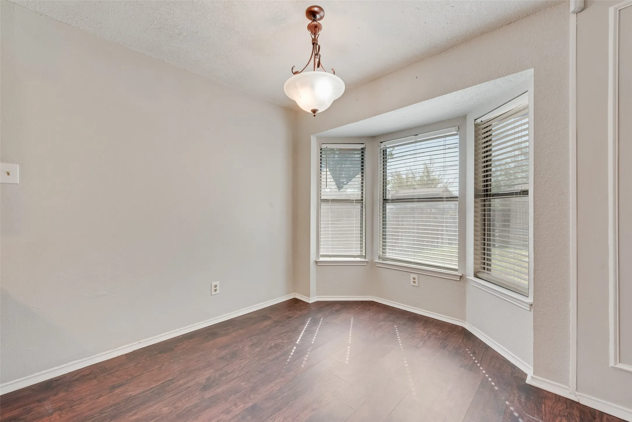 Single Family Residence For Sale in Tarrant County , 806 Wind Brooke Drive, Arlington, Texas 76001, 3 Bedroom, 2 Bathroom, 2 Garage spaces, 1,236 Sqft, built in 1985, mls#21407504, Real Estate Agent in Arlington, Homes For Sale in Tarrant county, Homes For Sale in Arlington, Realtor in Arlington Texas, Real Estate Brokerage Independent Realty Texas, Luminita Cordes Realtor