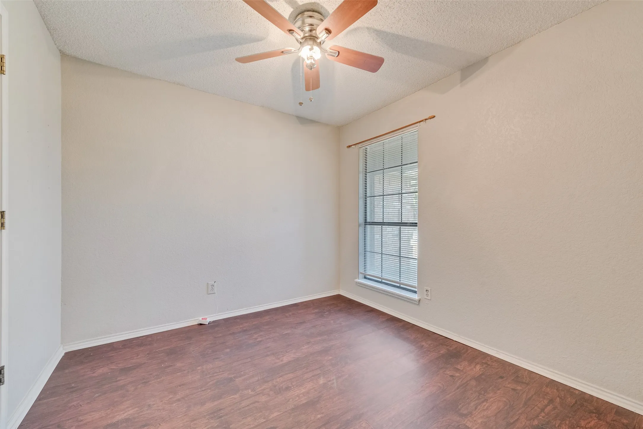 Single Family Residence For Sale in Tarrant County , 806 Wind Brooke Drive, Arlington, Texas 76001, 3 Bedroom, 2 Bathroom, 2 Garage spaces, 1,236 Sqft, built in 1985, mls#21407504, Real Estate Agent in Arlington, Homes For Sale in Tarrant county, Homes For Sale in Arlington, Realtor in Arlington Texas, Real Estate Brokerage Independent Realty Texas, Luminita Cordes Realtor