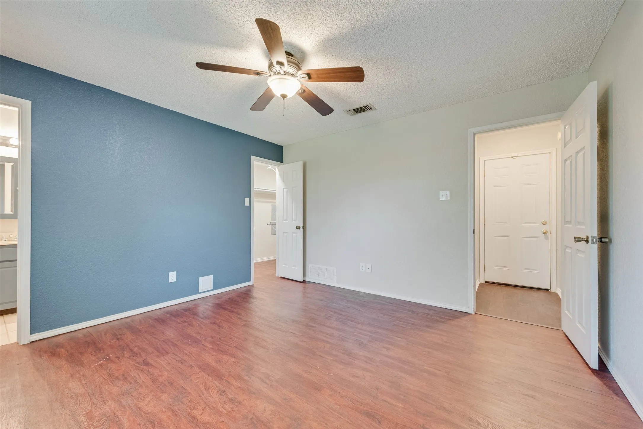 Single Family Residence For Sale in Tarrant County , 806 Wind Brooke Drive, Arlington, Texas 76001, 3 Bedroom, 2 Bathroom, 2 Garage spaces, 1,236 Sqft, built in 1985, mls#21407504, Real Estate Agent in Arlington, Homes For Sale in Tarrant county, Homes For Sale in Arlington, Realtor in Arlington Texas, Real Estate Brokerage Independent Realty Texas, Luminita Cordes Realtor