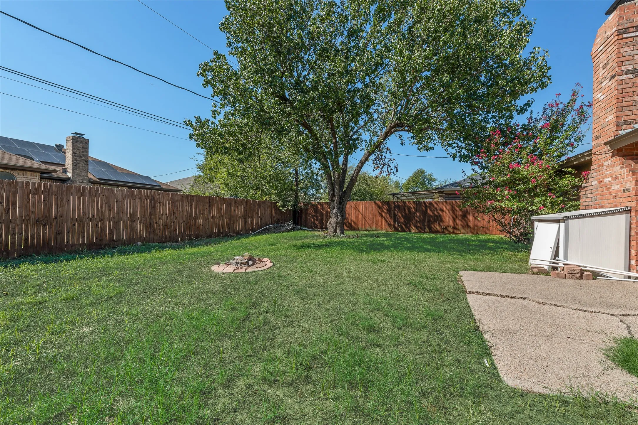Single Family Residence For Sale in Tarrant County , 806 Wind Brooke Drive, Arlington, Texas 76001, 3 Bedroom, 2 Bathroom, 2 Garage spaces, 1,236 Sqft, built in 1985, mls#21407504, Real Estate Agent in Arlington, Homes For Sale in Tarrant county, Homes For Sale in Arlington, Realtor in Arlington Texas, Real Estate Brokerage Independent Realty Texas, Luminita Cordes Realtor