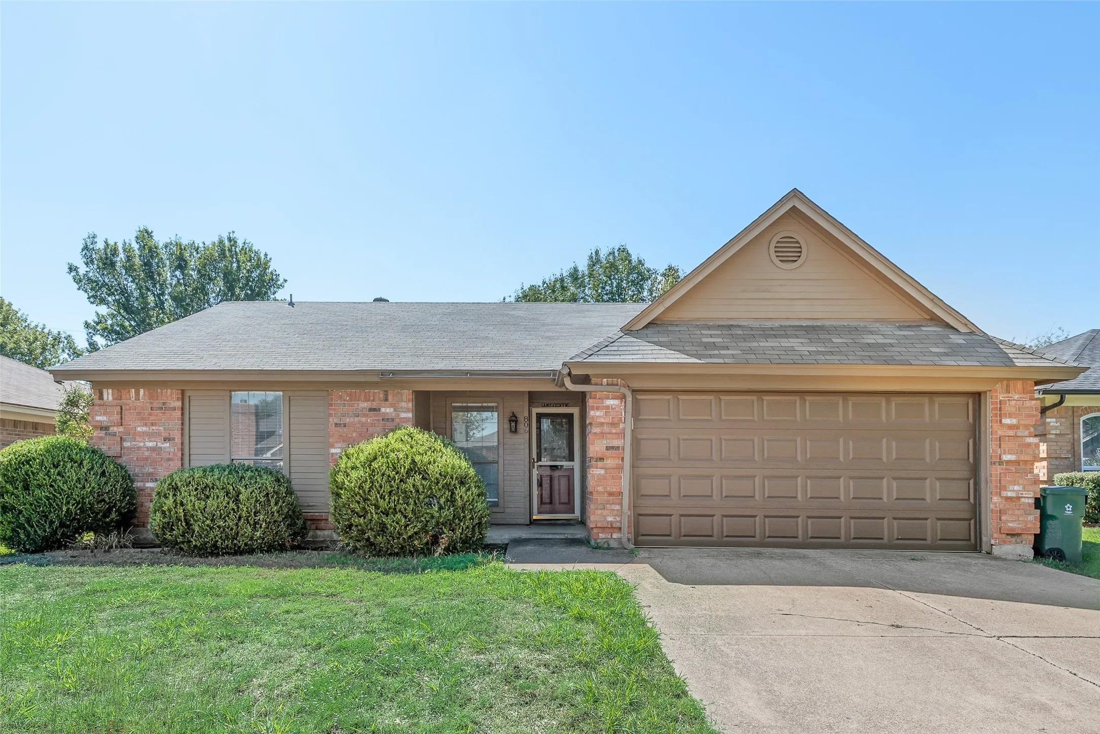 Single Family Residence For Sale in Tarrant County , 806 Wind Brooke Drive, Arlington, Texas 76001, 3 Bedroom, 2 Bathroom, 2 Garage spaces, 1,236 Sqft, built in 1985, mls#21407504, Real Estate Agent in Arlington, Homes For Sale in Tarrant county, Homes For Sale in Arlington, Realtor in Arlington Texas, Real Estate Brokerage Independent Realty Texas, Luminita Cordes Realtor