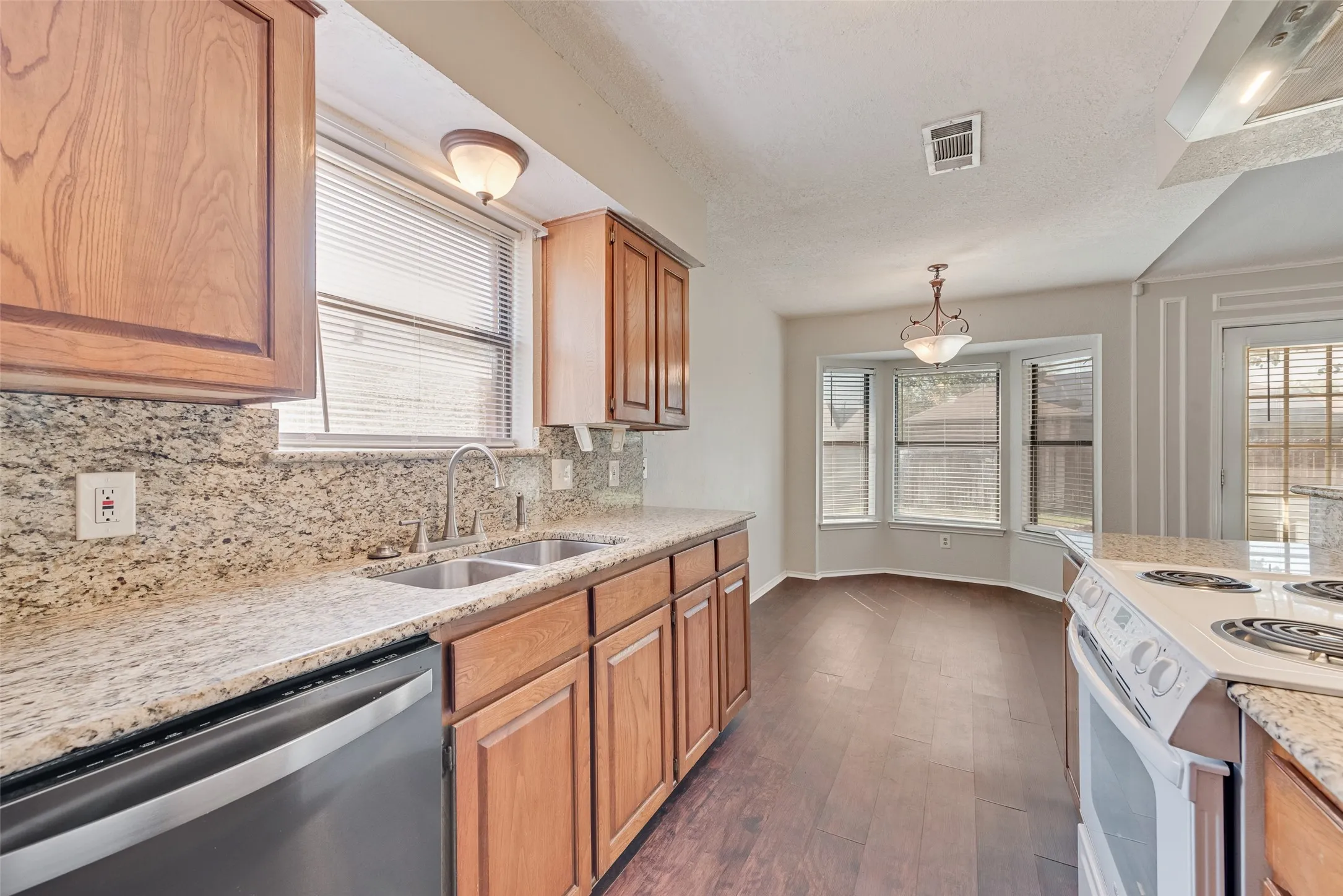 Single Family Residence For Sale in Tarrant County , 806 Wind Brooke Drive, Arlington, Texas 76001, 3 Bedroom, 2 Bathroom, 2 Garage spaces, 1,236 Sqft, built in 1985, mls#21407504, Real Estate Agent in Arlington, Homes For Sale in Tarrant county, Homes For Sale in Arlington, Realtor in Arlington Texas, Real Estate Brokerage Independent Realty Texas, Luminita Cordes Realtor