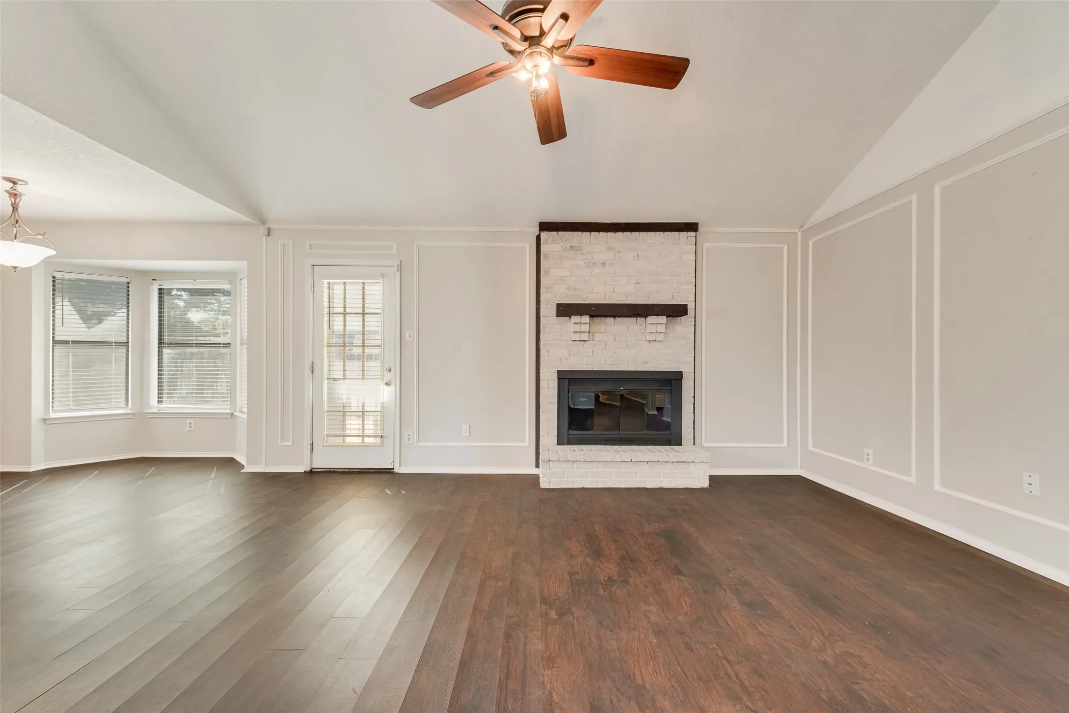 Single Family Residence For Sale in Tarrant County , 806 Wind Brooke Drive, Arlington, Texas 76001, 3 Bedroom, 2 Bathroom, 2 Garage spaces, 1,236 Sqft, built in 1985, mls#21407504, Real Estate Agent in Arlington, Homes For Sale in Tarrant county, Homes For Sale in Arlington, Realtor in Arlington Texas, Real Estate Brokerage Independent Realty Texas, Luminita Cordes Realtor