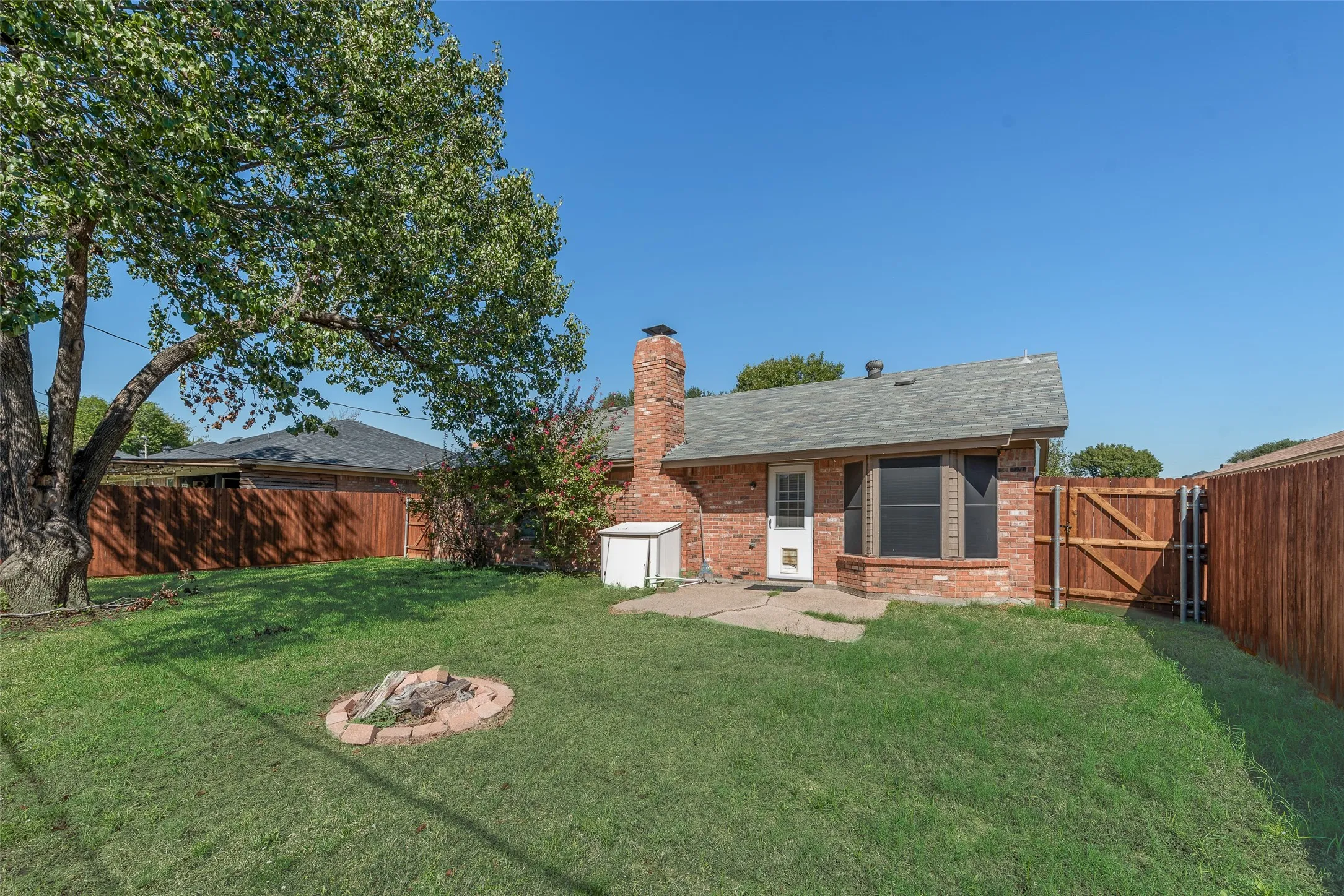Single Family Residence For Sale in Tarrant County , 806 Wind Brooke Drive, Arlington, Texas 76001, 3 Bedroom, 2 Bathroom, 2 Garage spaces, 1,236 Sqft, built in 1985, mls#21407504, Real Estate Agent in Arlington, Homes For Sale in Tarrant county, Homes For Sale in Arlington, Realtor in Arlington Texas, Real Estate Brokerage Independent Realty Texas, Luminita Cordes Realtor