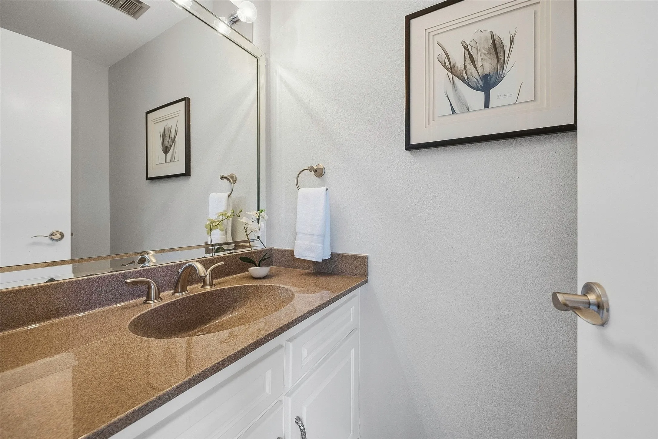 Townhouse For Sale in Tarrant County , 3409 Bristol Road, Fort Worth, Texas 76107, 3 Bedroom, 3 Bathroom, 2 Garage spaces, 2,427 Sqft, built in 1977, mls#21407826, Real Estate Agent in Fort Worth, Homes For Sale in Tarrant county, Homes For Sale in Fort Worth, Realtor in Fort Worth Texas, Real Estate Brokerage Independent Realty Texas, Luminita Cordes Realtor