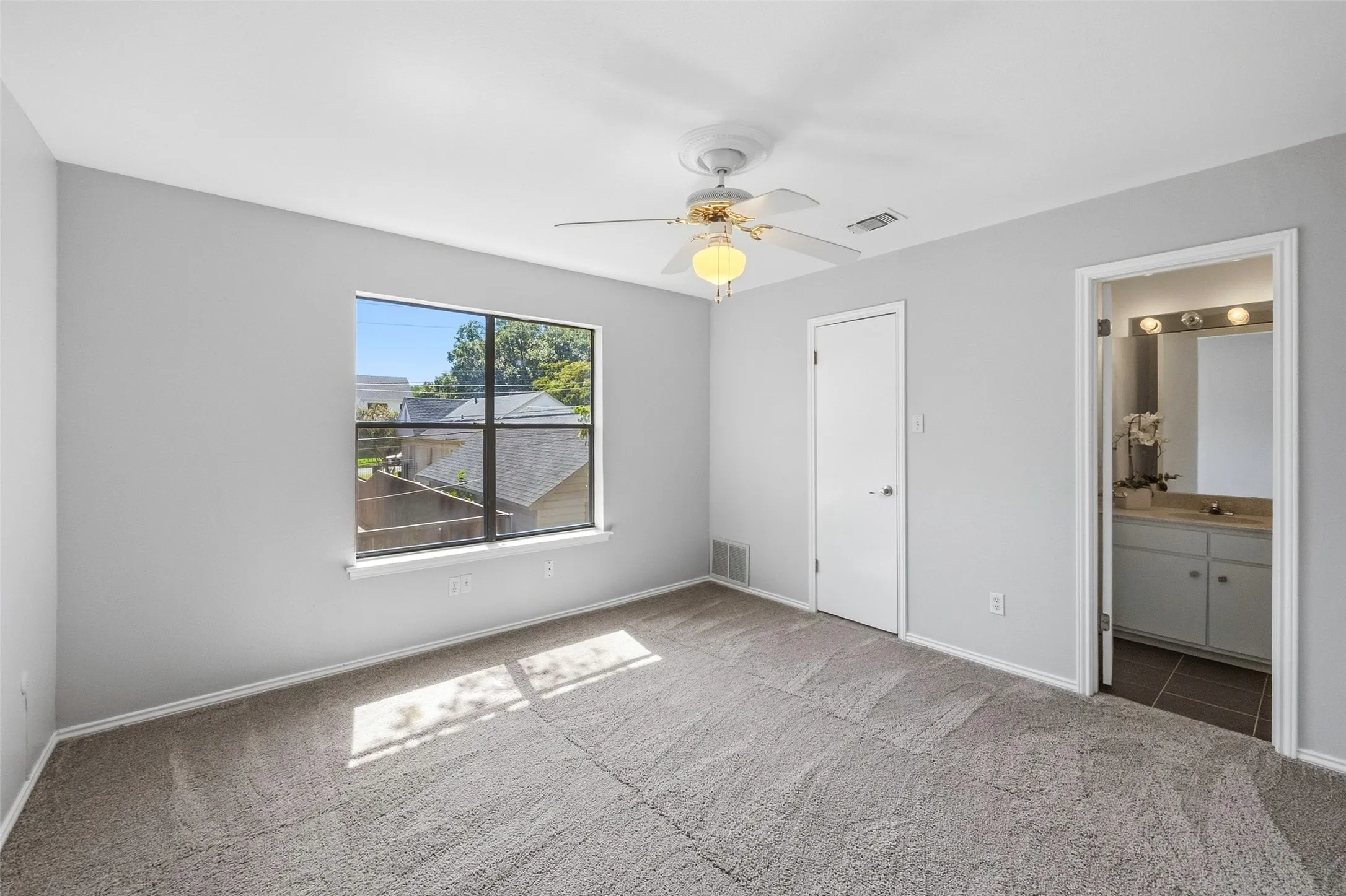 Townhouse For Sale in Tarrant County , 3409 Bristol Road, Fort Worth, Texas 76107, 3 Bedroom, 3 Bathroom, 2 Garage spaces, 2,427 Sqft, built in 1977, mls#21407826, Real Estate Agent in Fort Worth, Homes For Sale in Tarrant county, Homes For Sale in Fort Worth, Realtor in Fort Worth Texas, Real Estate Brokerage Independent Realty Texas, Luminita Cordes Realtor