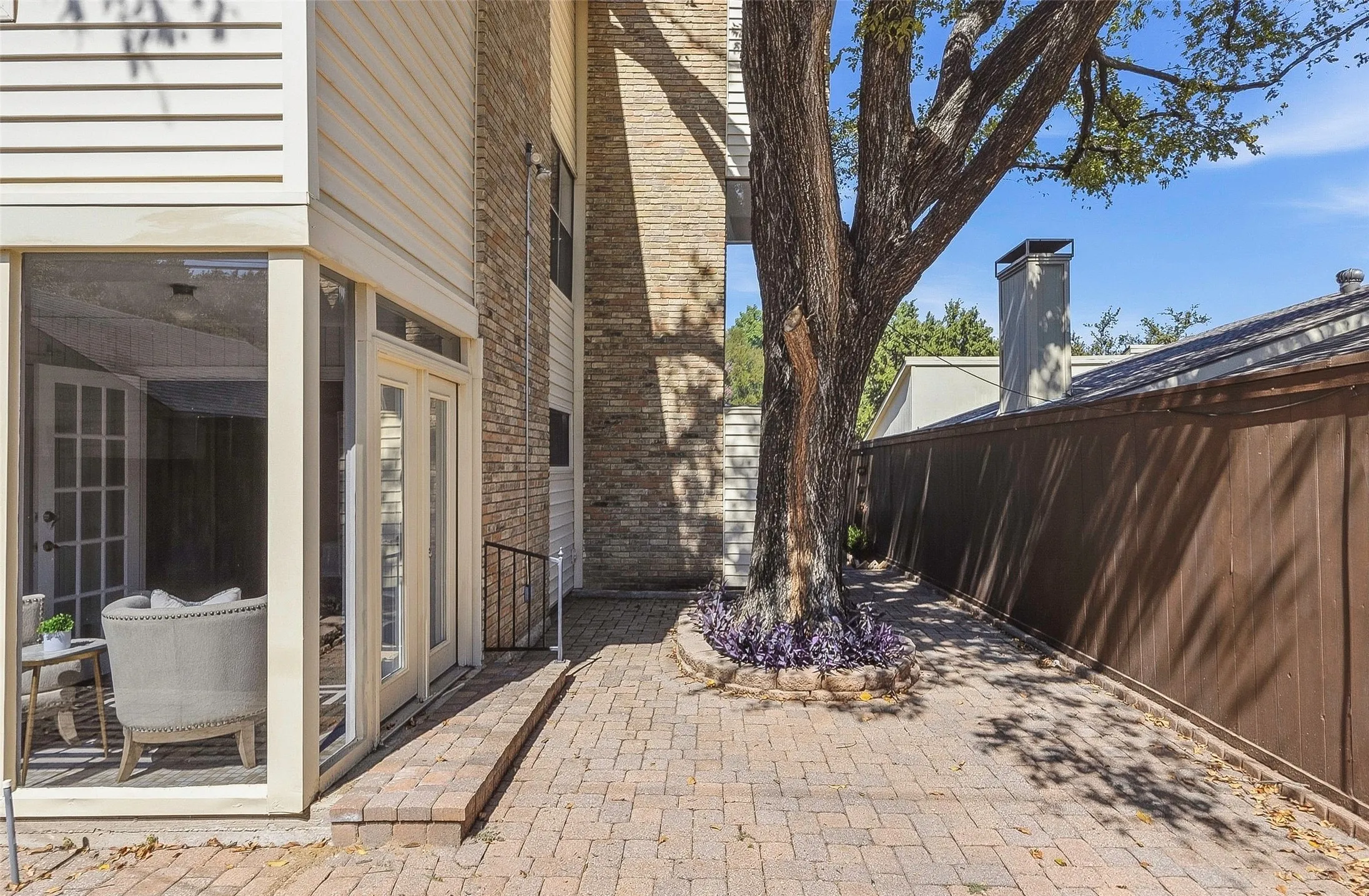 Townhouse For Sale in Tarrant County , 3409 Bristol Road, Fort Worth, Texas 76107, 3 Bedroom, 3 Bathroom, 2 Garage spaces, 2,427 Sqft, built in 1977, mls#21407826, Real Estate Agent in Fort Worth, Homes For Sale in Tarrant county, Homes For Sale in Fort Worth, Realtor in Fort Worth Texas, Real Estate Brokerage Independent Realty Texas, Luminita Cordes Realtor
