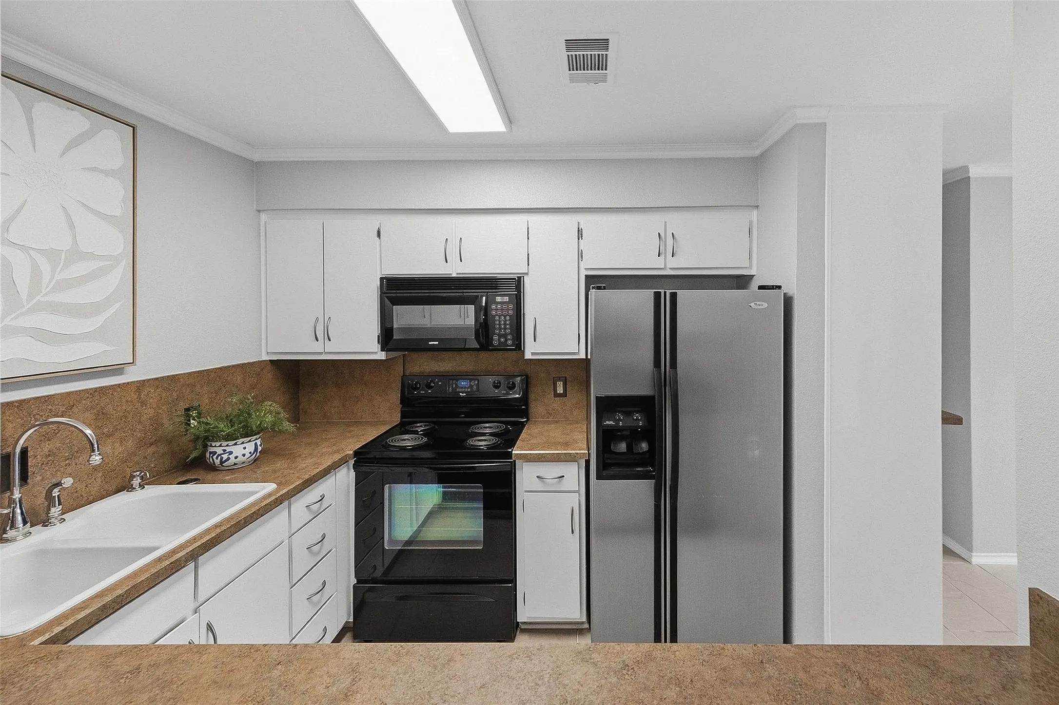 Townhouse For Sale in Tarrant County , 3409 Bristol Road, Fort Worth, Texas 76107, 3 Bedroom, 3 Bathroom, 2 Garage spaces, 2,427 Sqft, built in 1977, mls#21407826, Real Estate Agent in Fort Worth, Homes For Sale in Tarrant county, Homes For Sale in Fort Worth, Realtor in Fort Worth Texas, Real Estate Brokerage Independent Realty Texas, Luminita Cordes Realtor