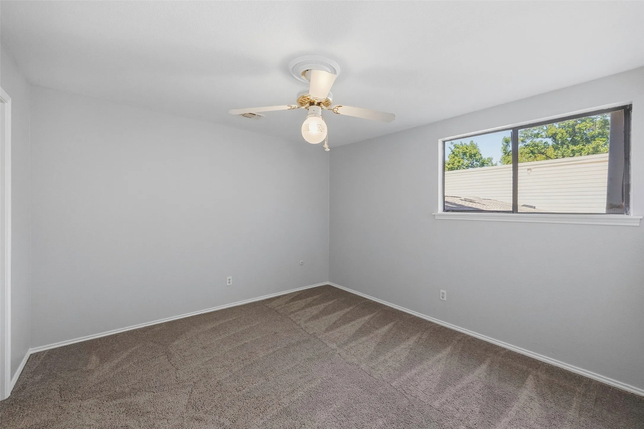 Townhouse For Sale in Tarrant County , 3409 Bristol Road, Fort Worth, Texas 76107, 3 Bedroom, 3 Bathroom, 2 Garage spaces, 2,427 Sqft, built in 1977, mls#21407826, Real Estate Agent in Fort Worth, Homes For Sale in Tarrant county, Homes For Sale in Fort Worth, Realtor in Fort Worth Texas, Real Estate Brokerage Independent Realty Texas, Luminita Cordes Realtor