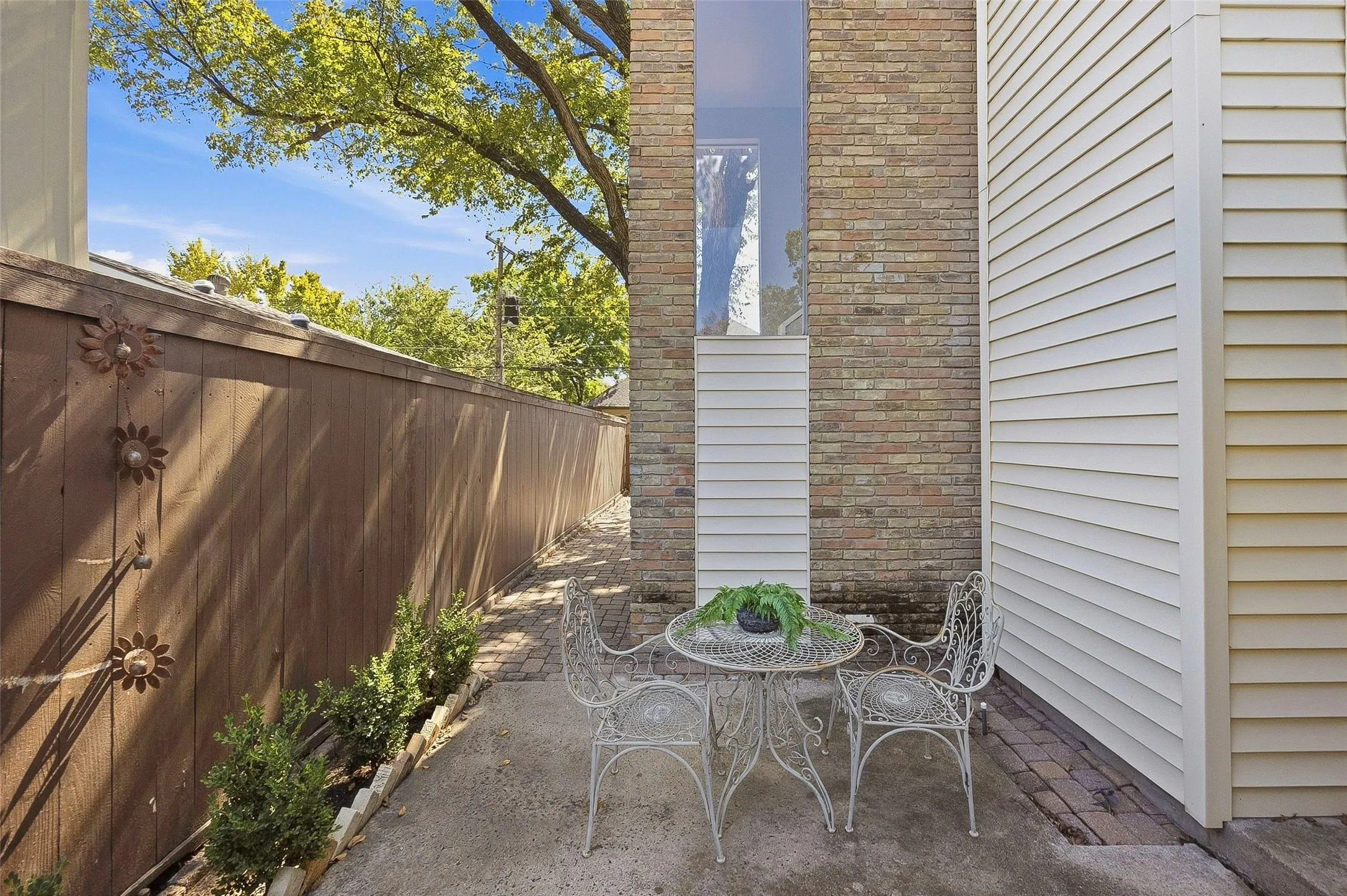 Townhouse For Sale in Tarrant County , 3409 Bristol Road, Fort Worth, Texas 76107, 3 Bedroom, 3 Bathroom, 2 Garage spaces, 2,427 Sqft, built in 1977, mls#21407826, Real Estate Agent in Fort Worth, Homes For Sale in Tarrant county, Homes For Sale in Fort Worth, Realtor in Fort Worth Texas, Real Estate Brokerage Independent Realty Texas, Luminita Cordes Realtor